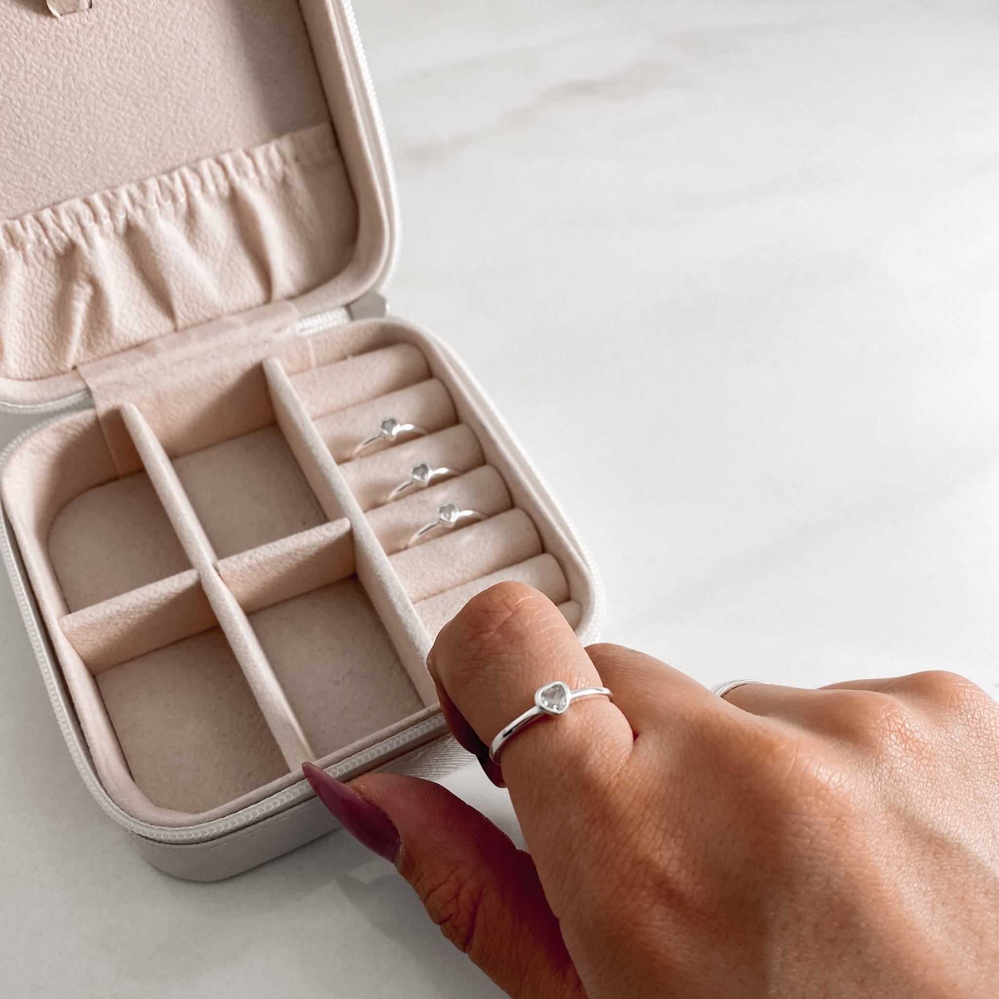 Anel zircônia coração embutida