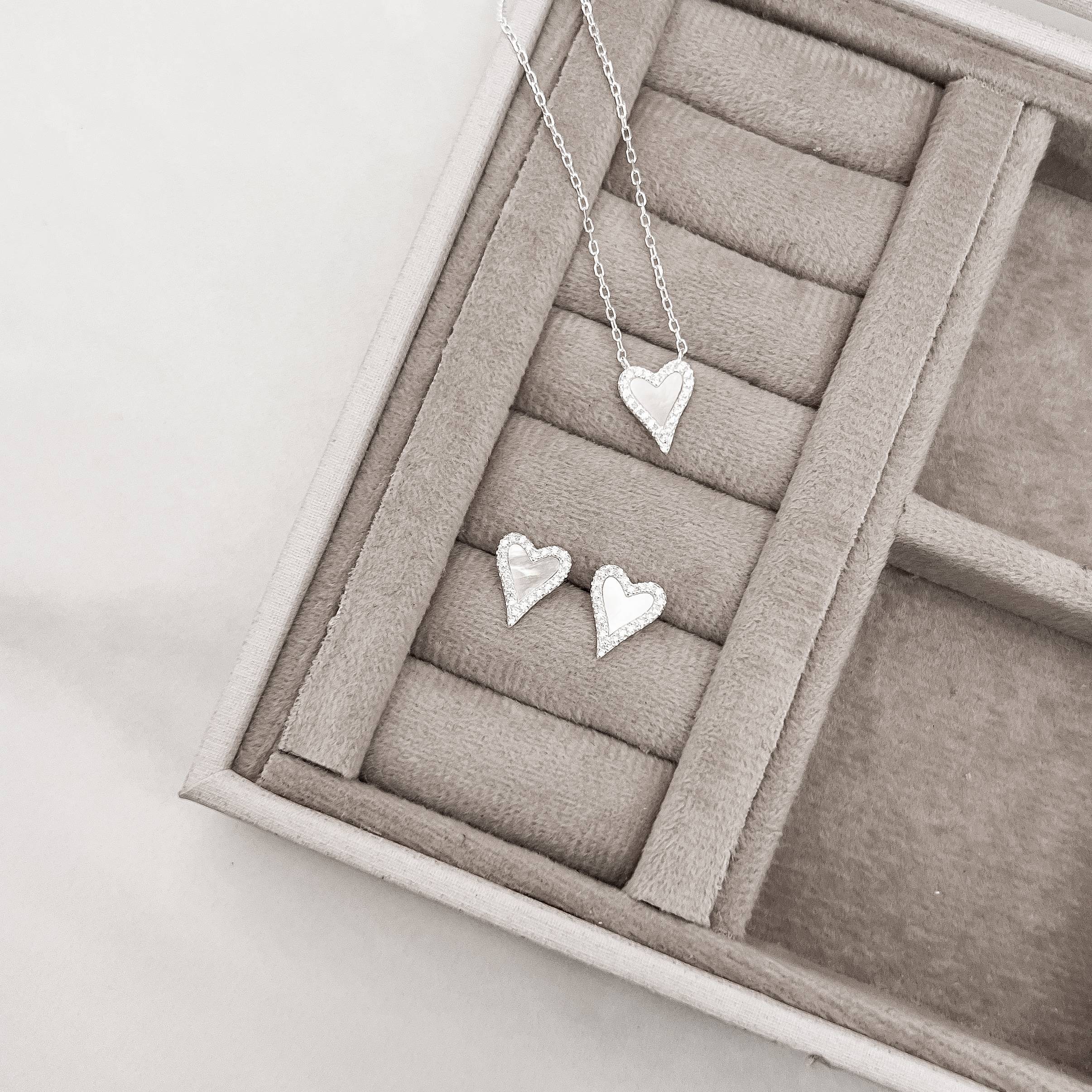 Conjunto brinco e colar coração madrepérola com cravejado 11mm corrente cadeado 45+5cm