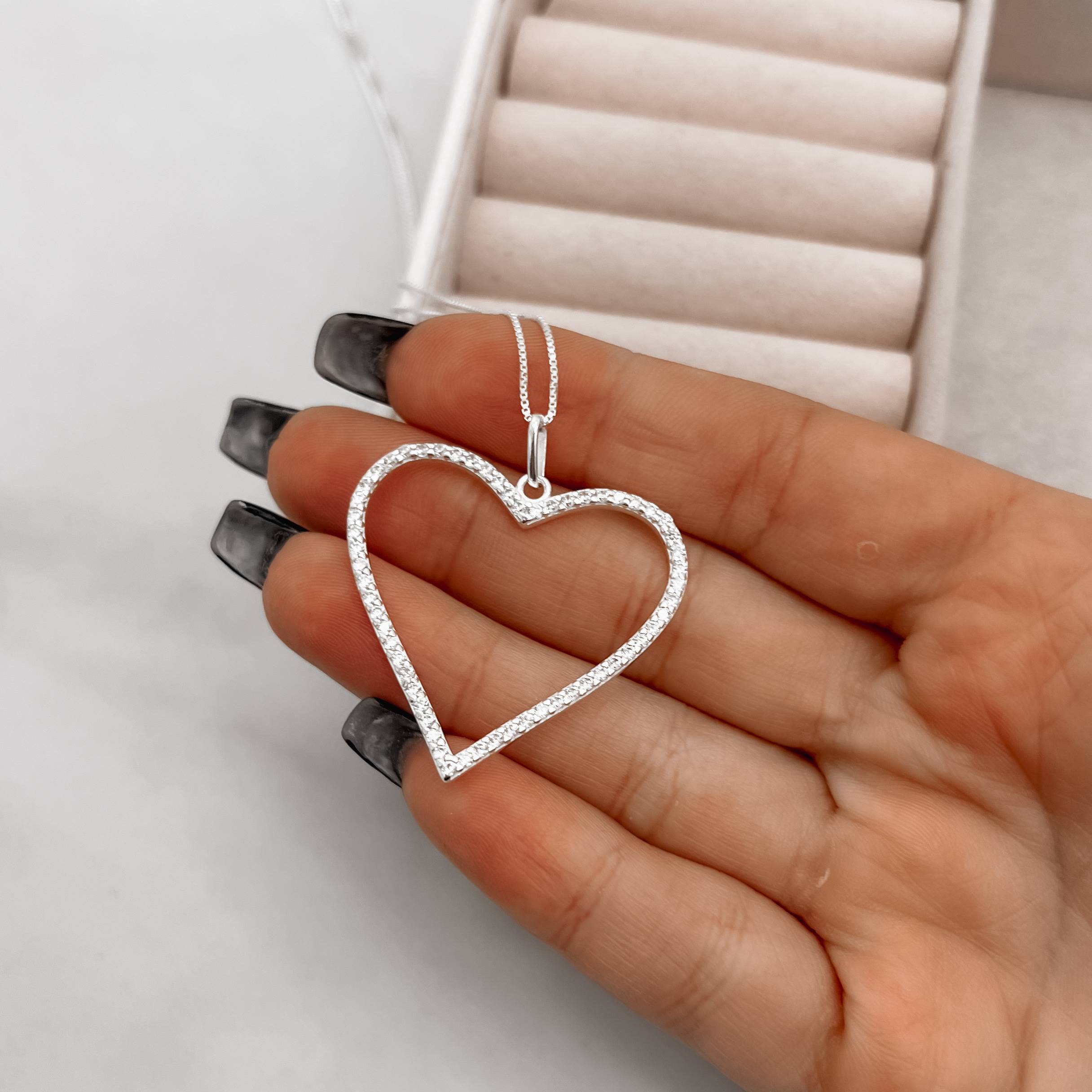 Imagem Colar pingente coração vazado cravejado 33mm 45cm