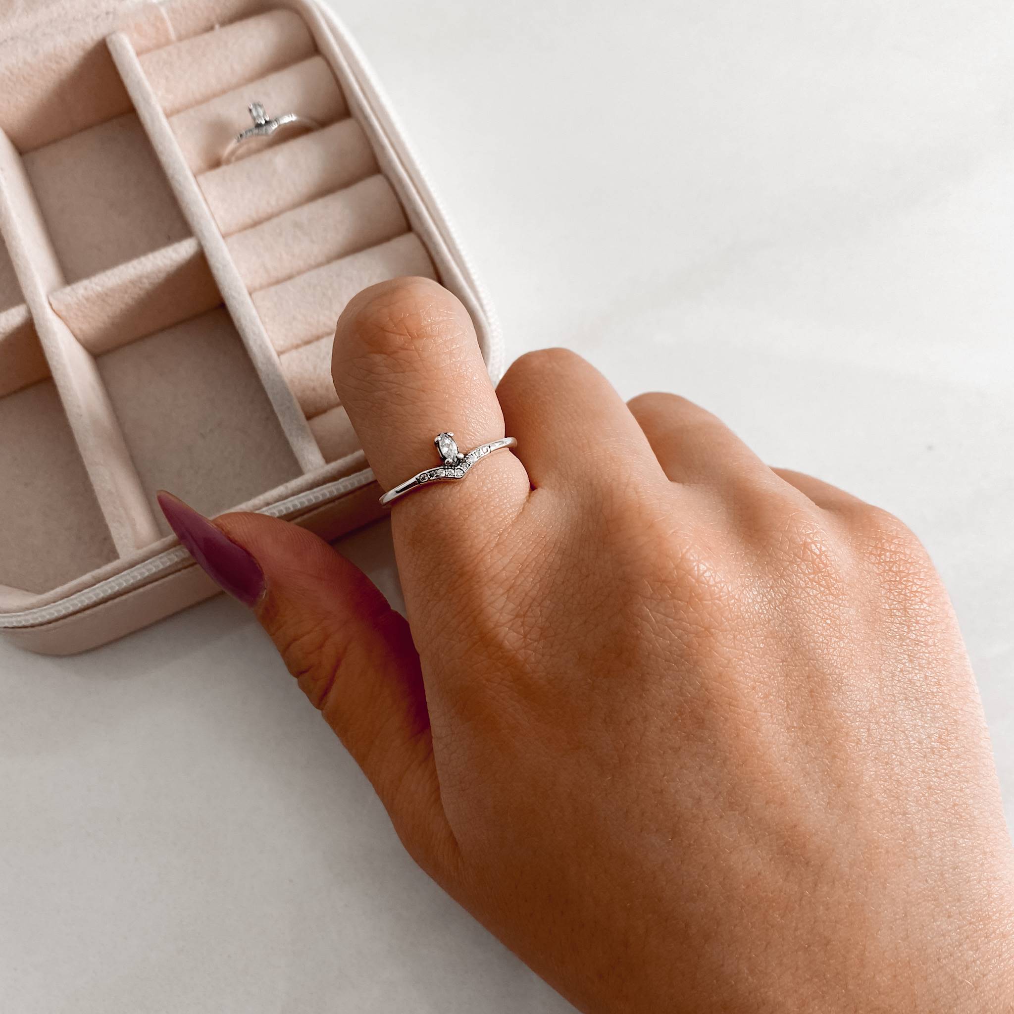 Anel V com zircônia navete envelhecido