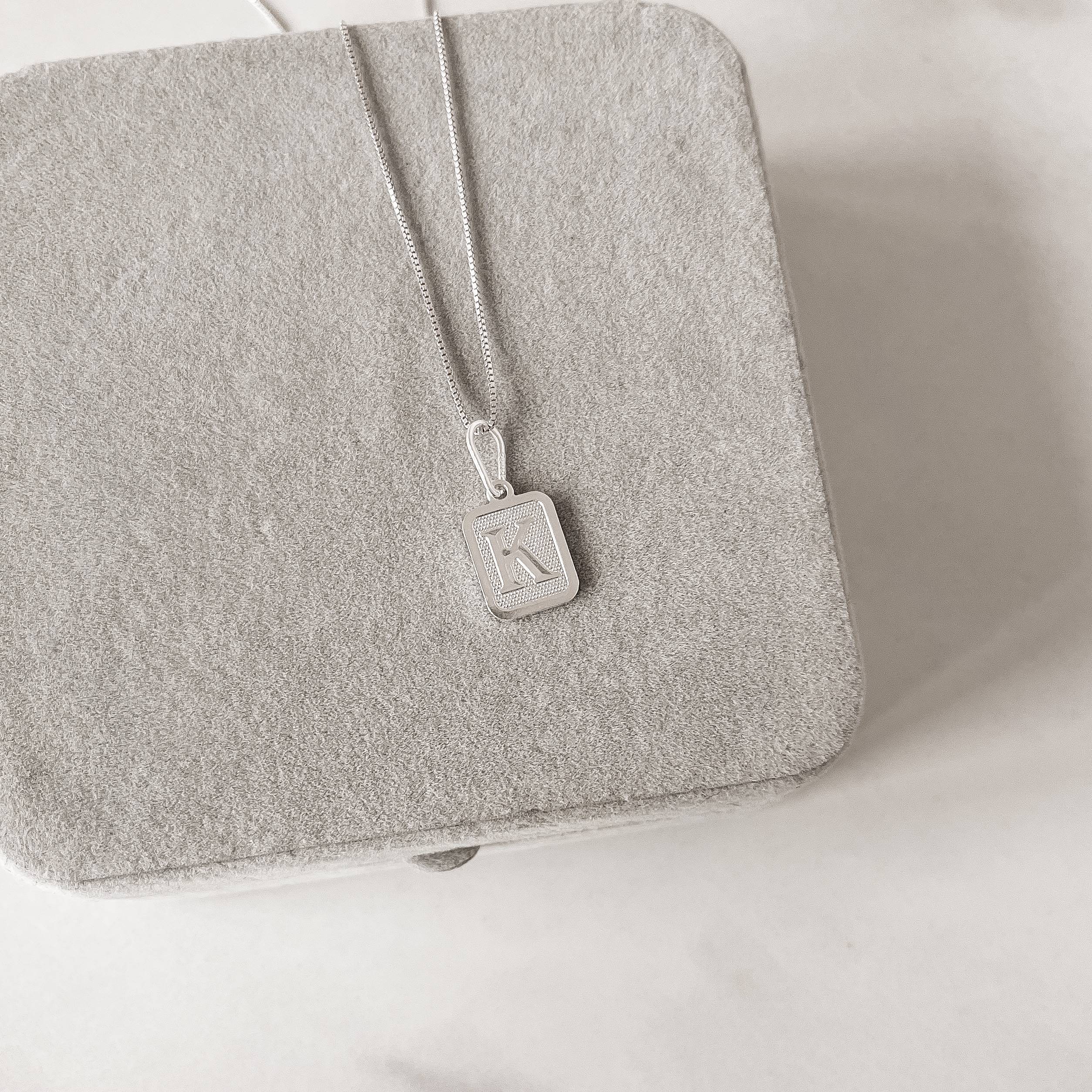 Imagem Colar pingente placa letra K 12mm 45cm