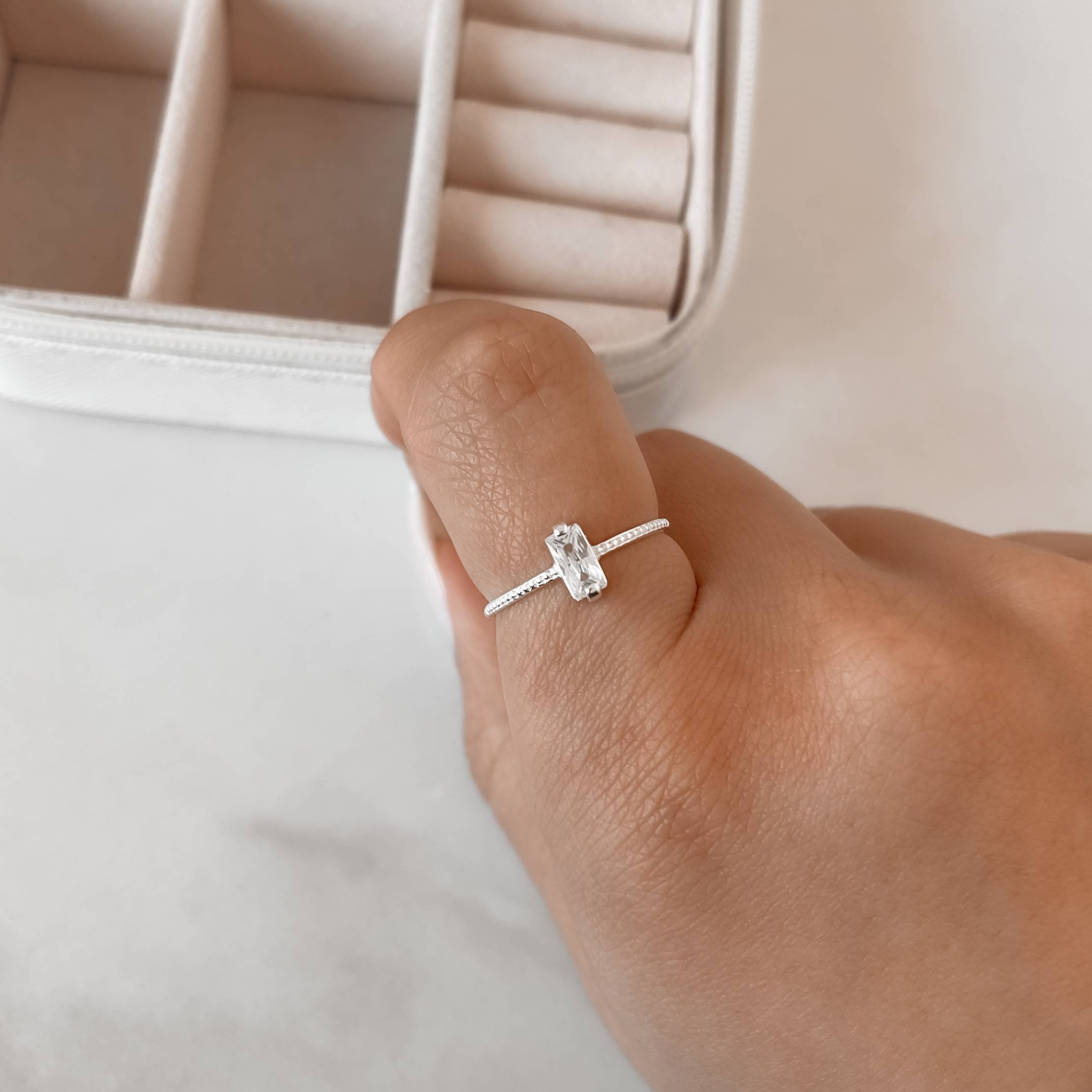 Imagem Anel solitário zircônia retangular detalhe bolinhas