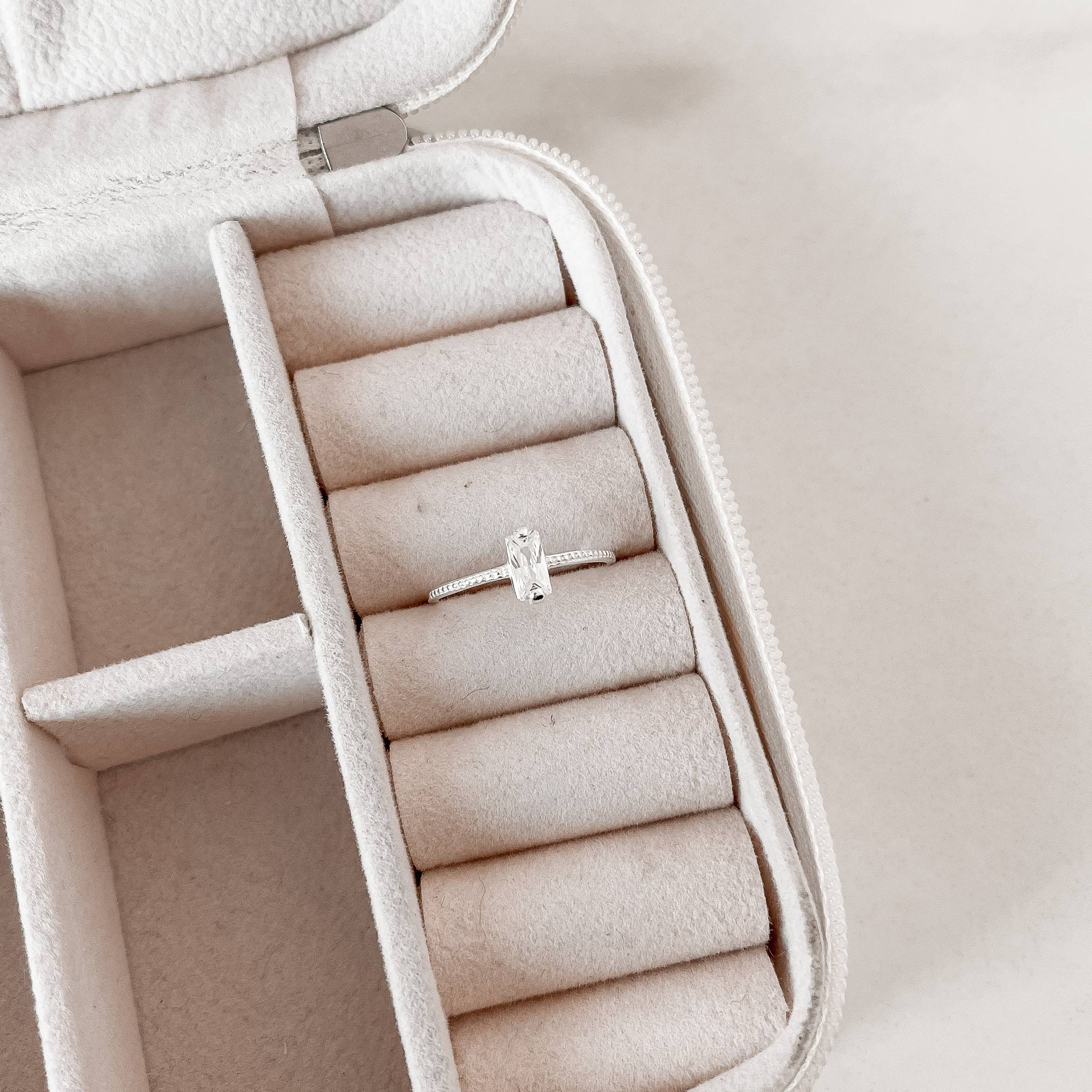 Imagem Secundária Anel solitário zircônia retangular detalhe bolinhas