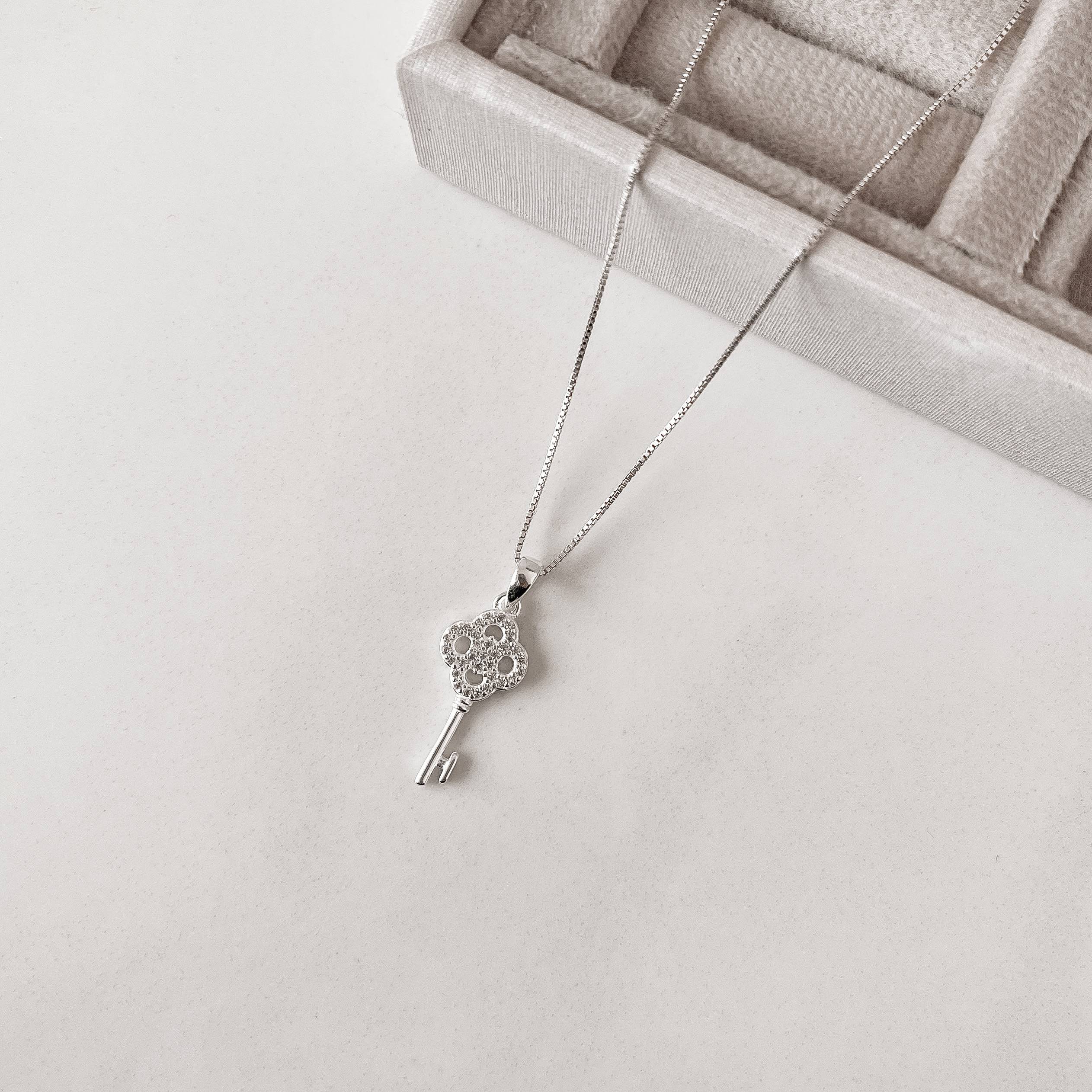 Imagem Colar pingente chave cravejada 19mm 45cm