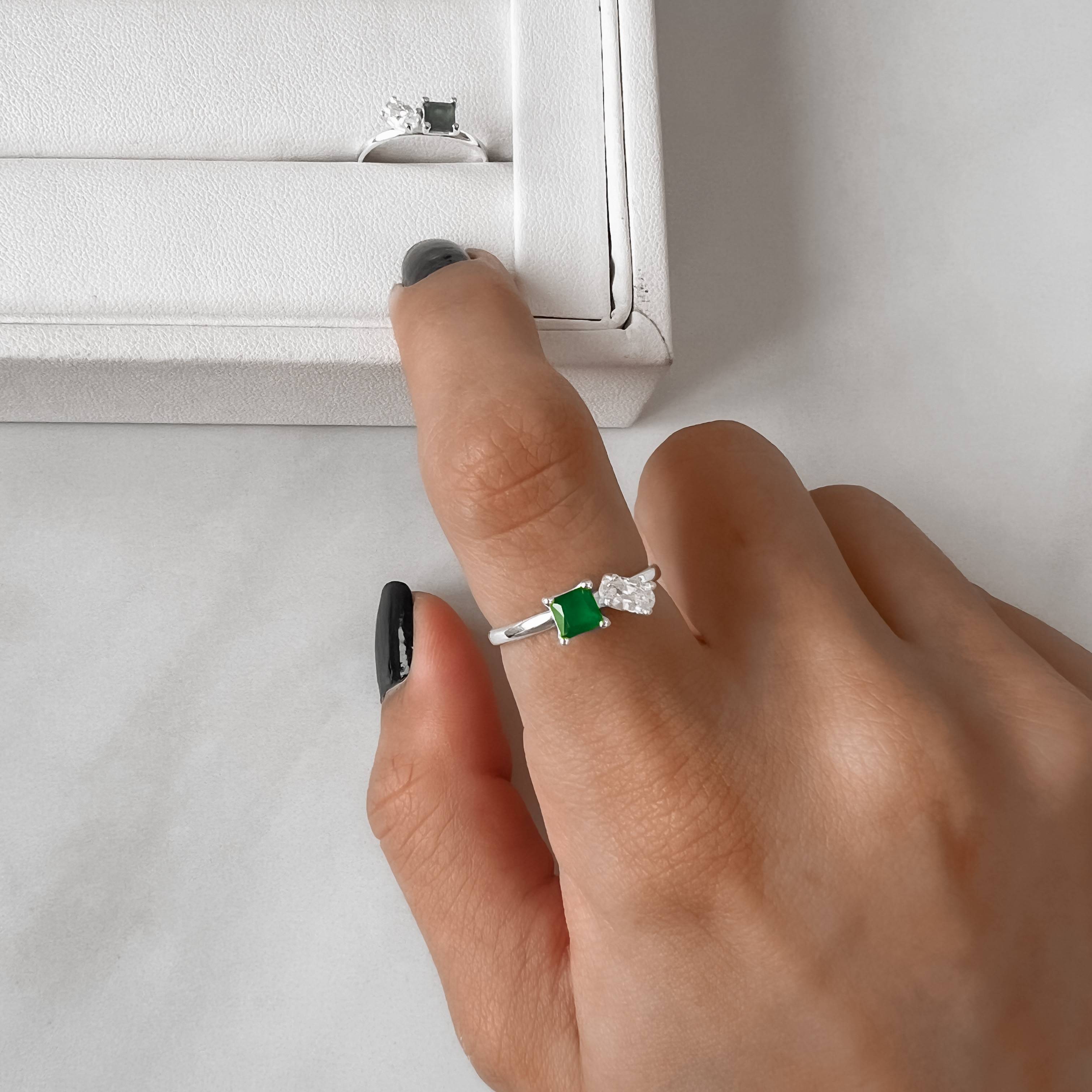 Imagem Anel zircônias quadrada esmeralda leitoso e oval cristal