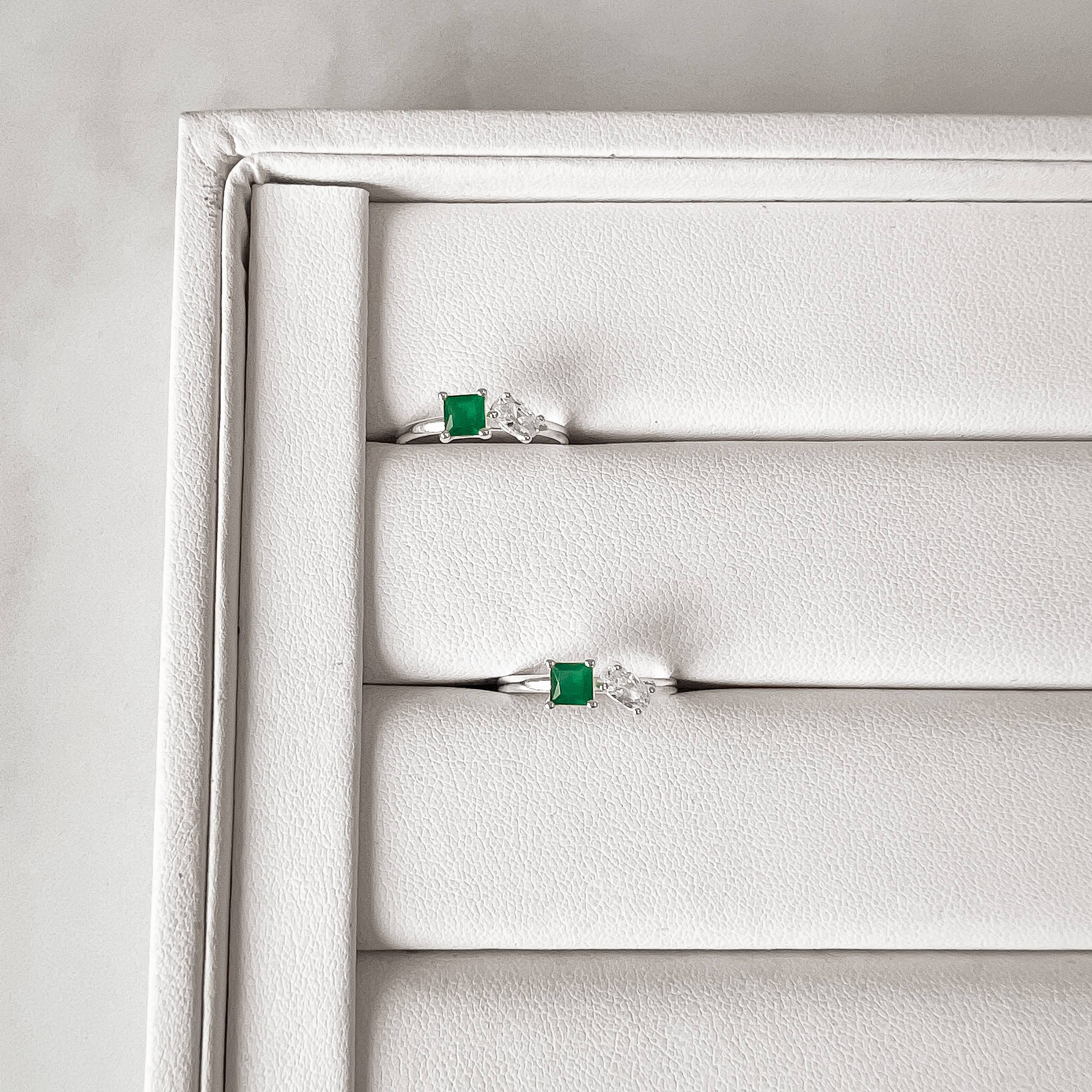 Imagem Secundária Anel zircônias quadrada esmeralda leitoso e oval cristal