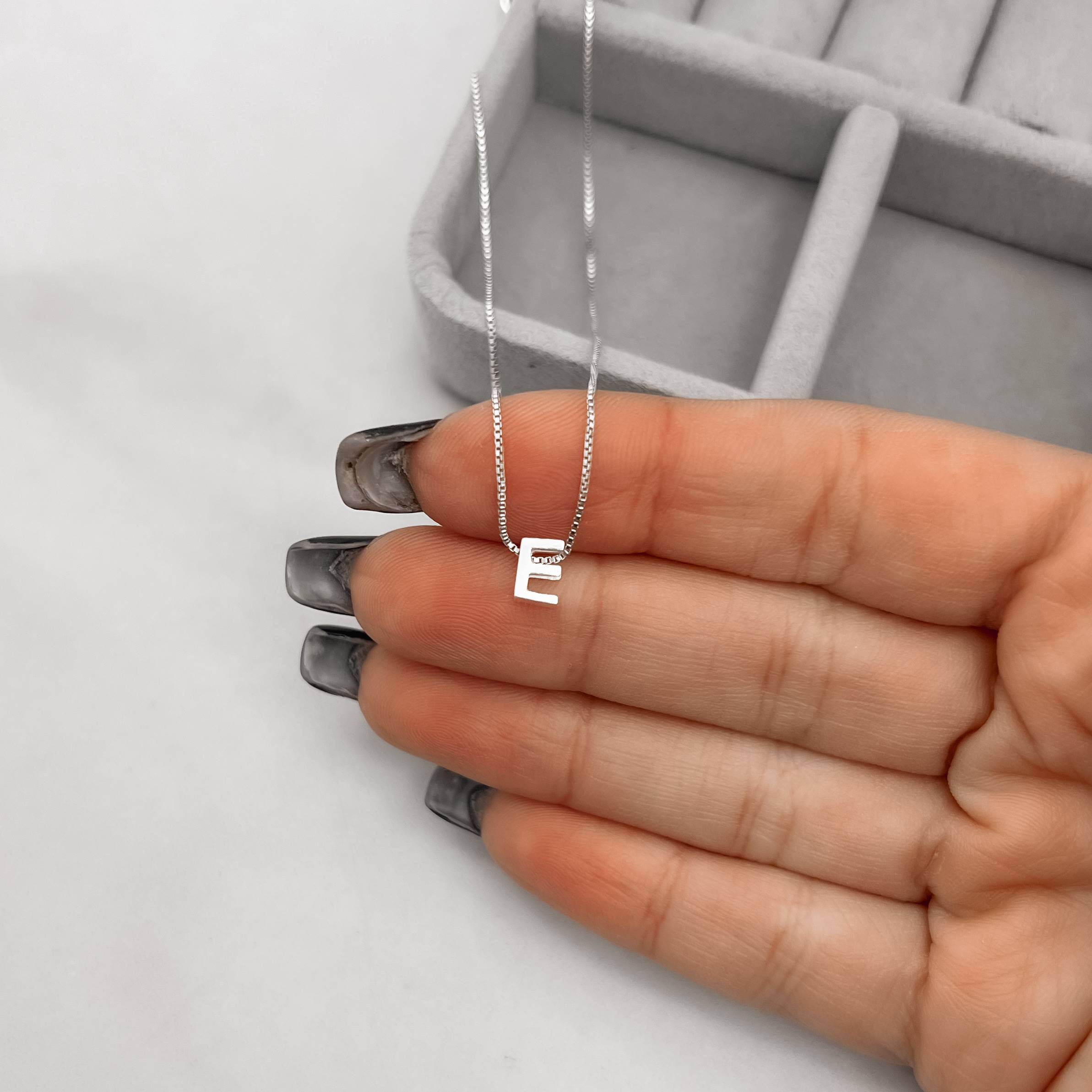 Imagem Colar letra E 6mm 45cm