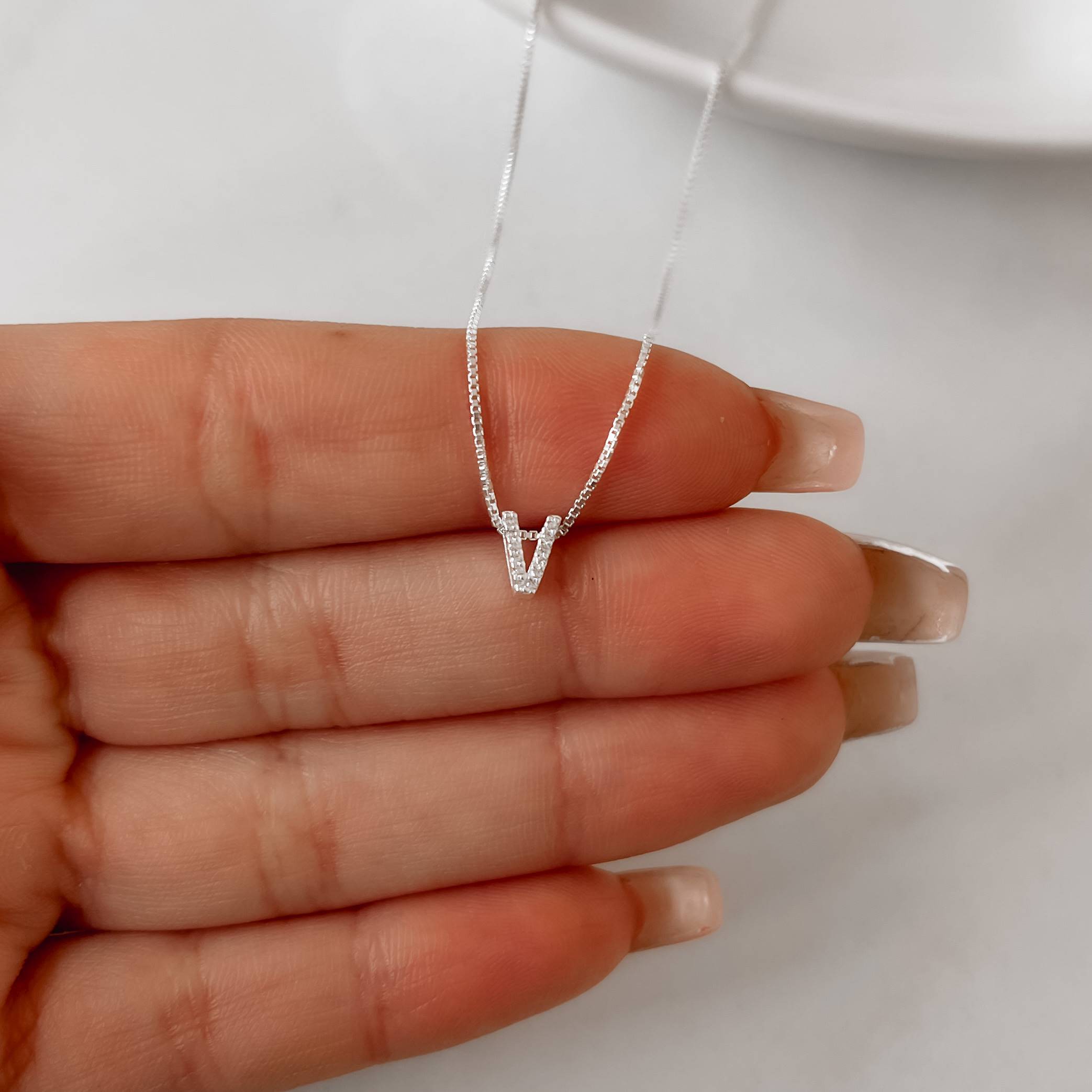 Colar letra V cravejada 6mm 45cm