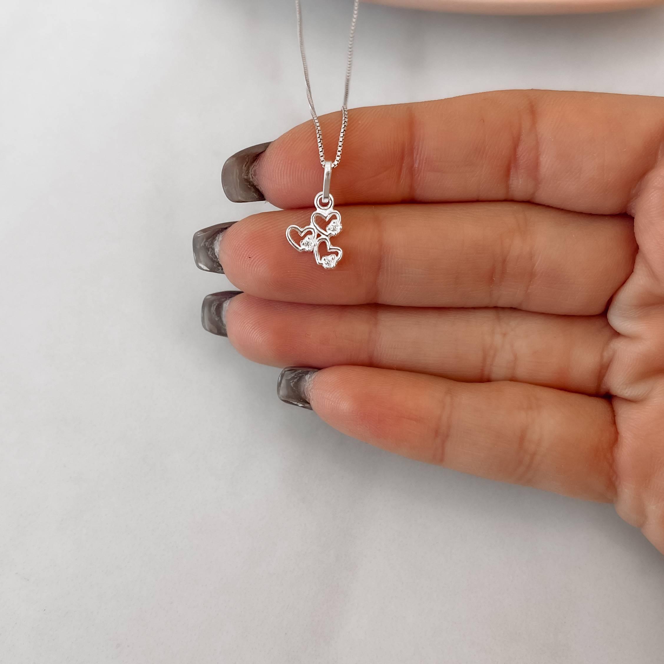 Imagem Colar pingente corações vazados com zircônias 9mm 40cm