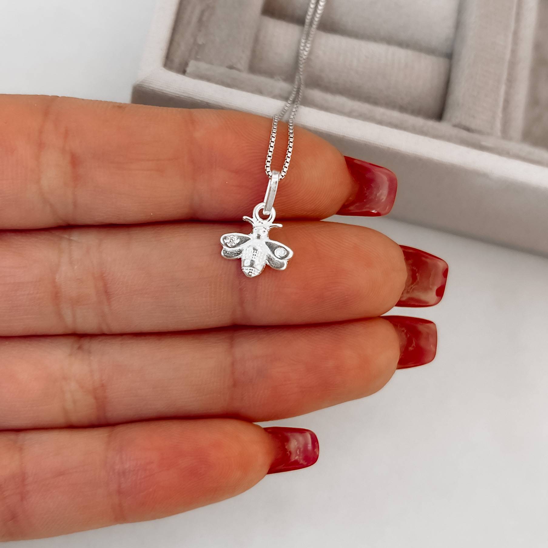 Colar pingente abelha detalhe zircônias 10mm 40cm