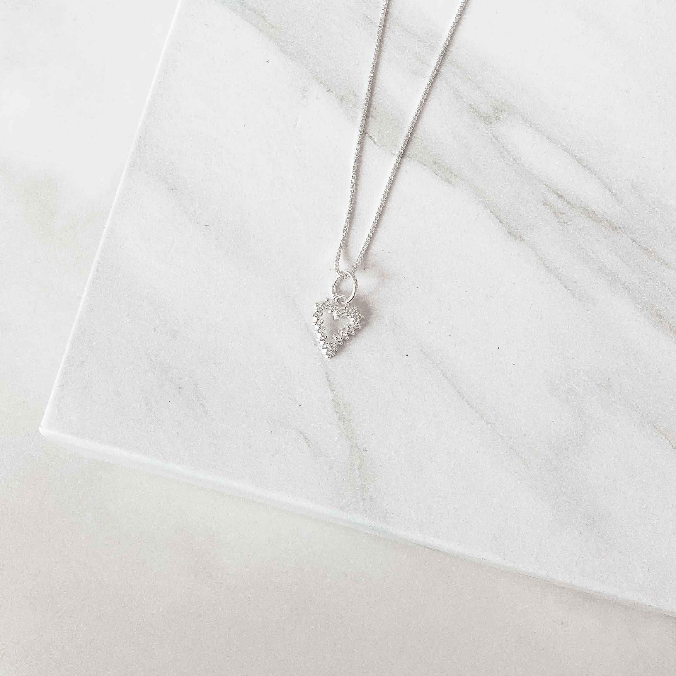 Imagem Colar pingente coração vazado cravejado 10mm 40cm