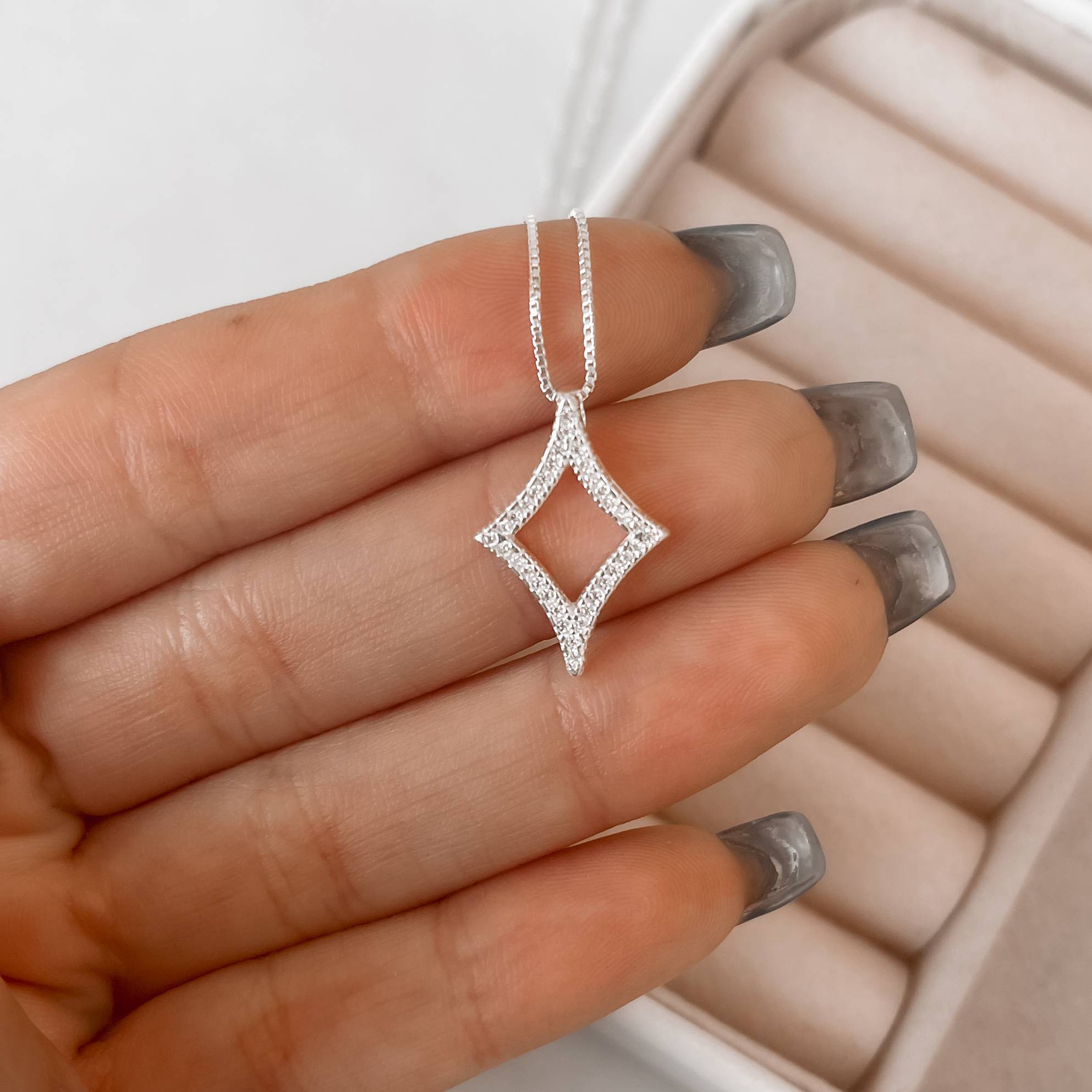 Imagem Secundária Colar estrela 4 pontas vazada cravejada 20mm 45cm