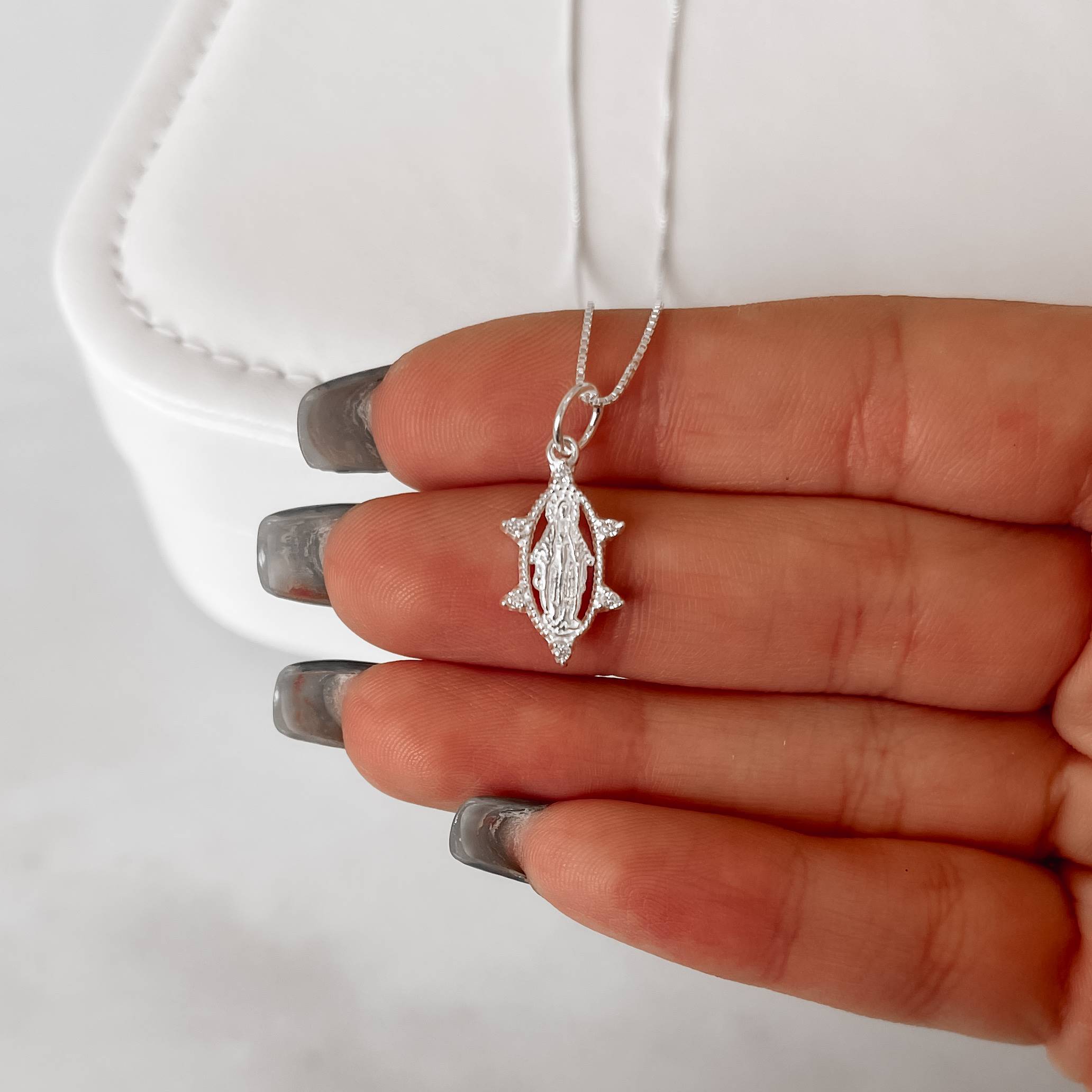 Colar pingente medalha Nsa. Sra. das Graças com zircônias 16mm 45cm