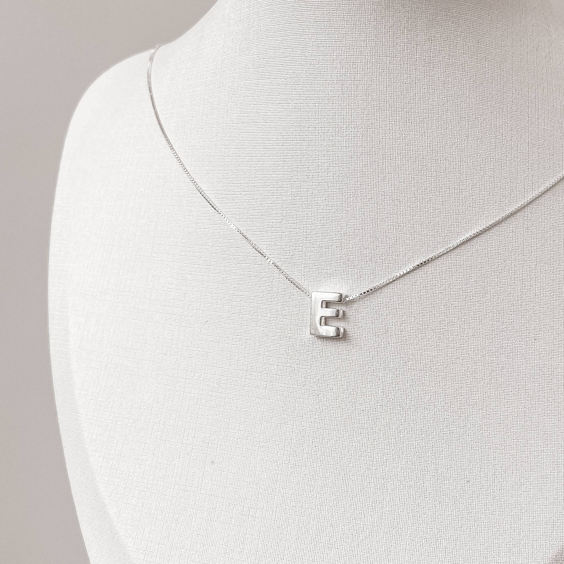 Imagem Colar letra E 9mm 45cm