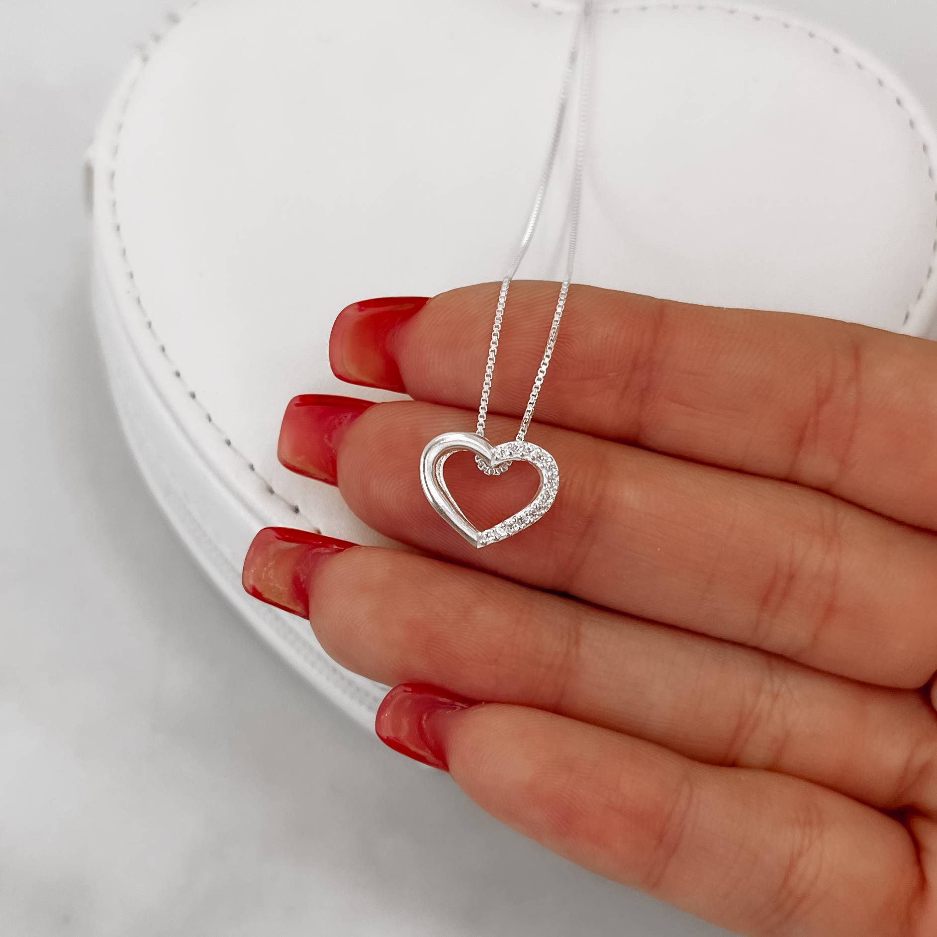 Imagem Colar coração vazado metade cravejado lado esquerdo 13mm 45cm