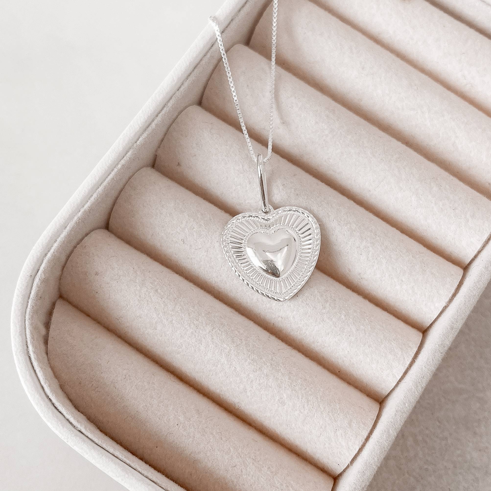 Imagem Secundária Colar pingente coração detalhe desenhado 17mm 45cm