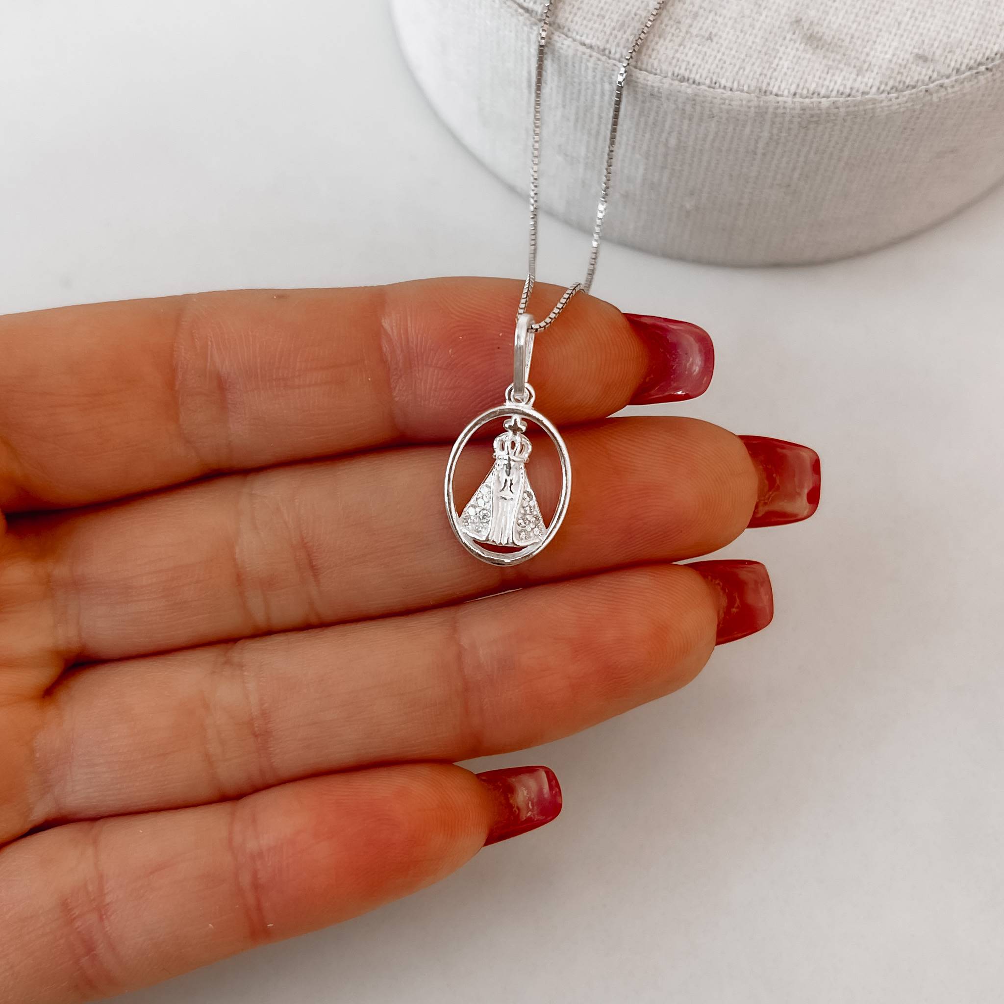 Imagem Colar pingente Nsa. Sra. Aparecida oval cravejada 14mm 45cm