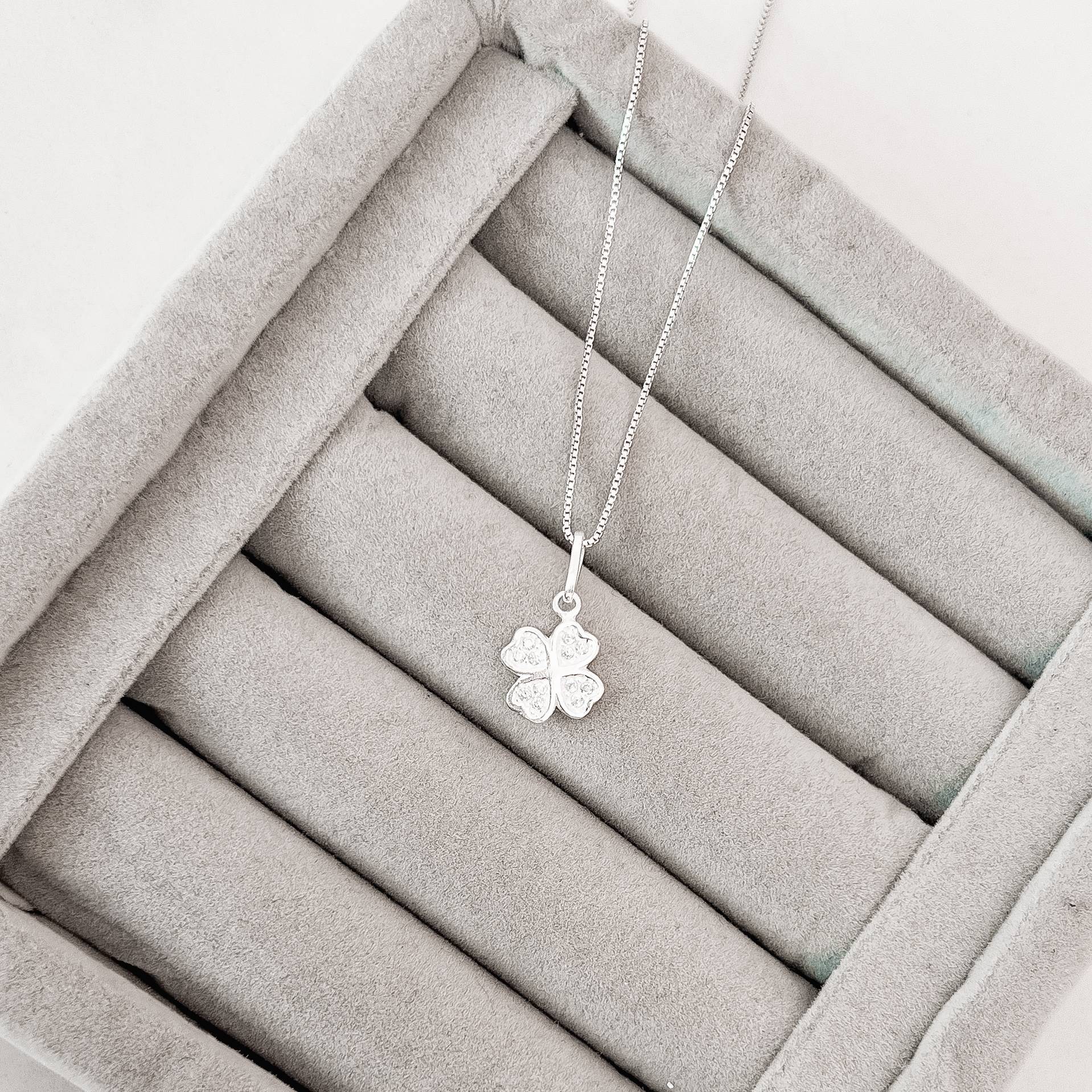 Imagem Secundária Colar pingente trevo com zircônias 11mm 45cm