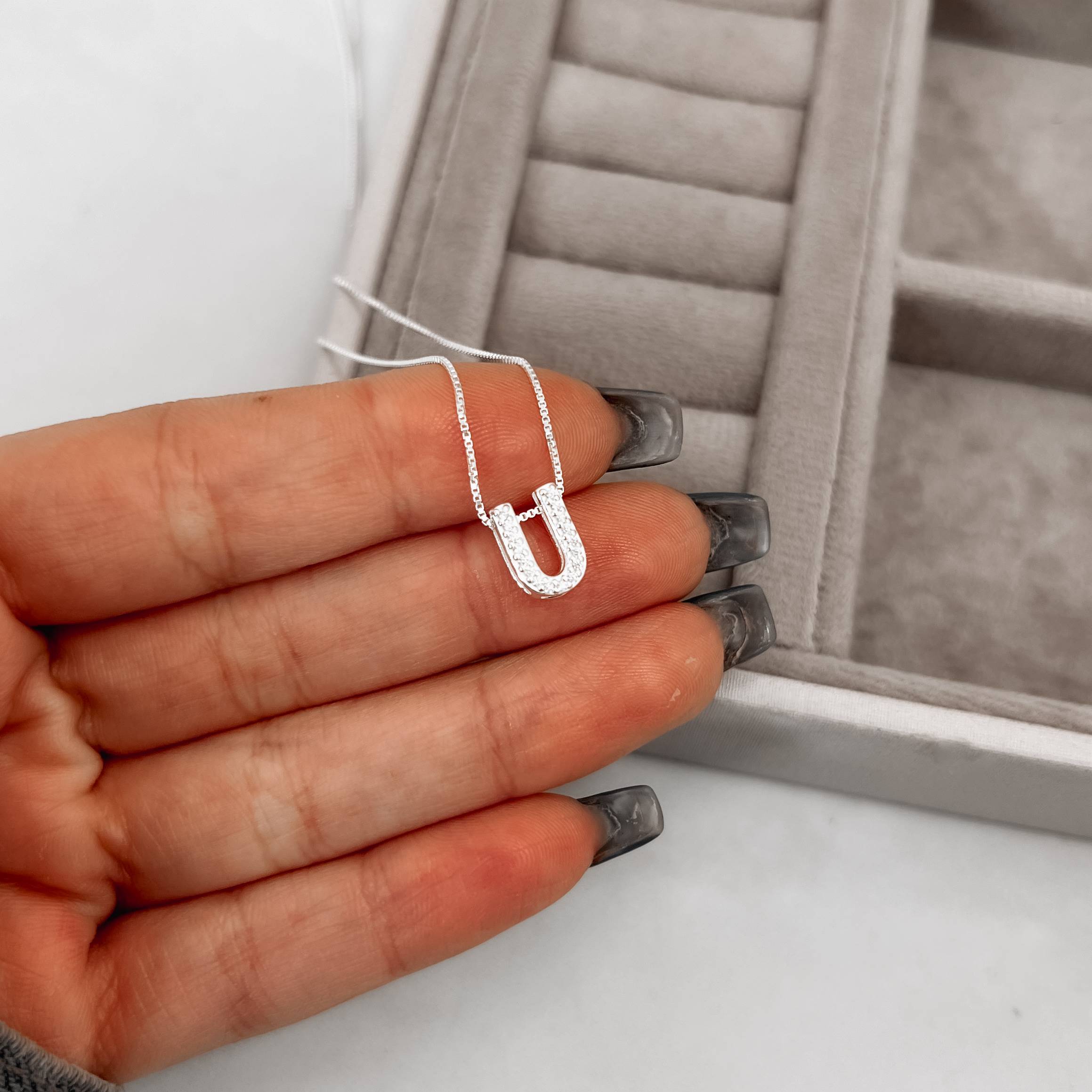 Imagem Secundária Colar letra U cravejada 10mm 45cm