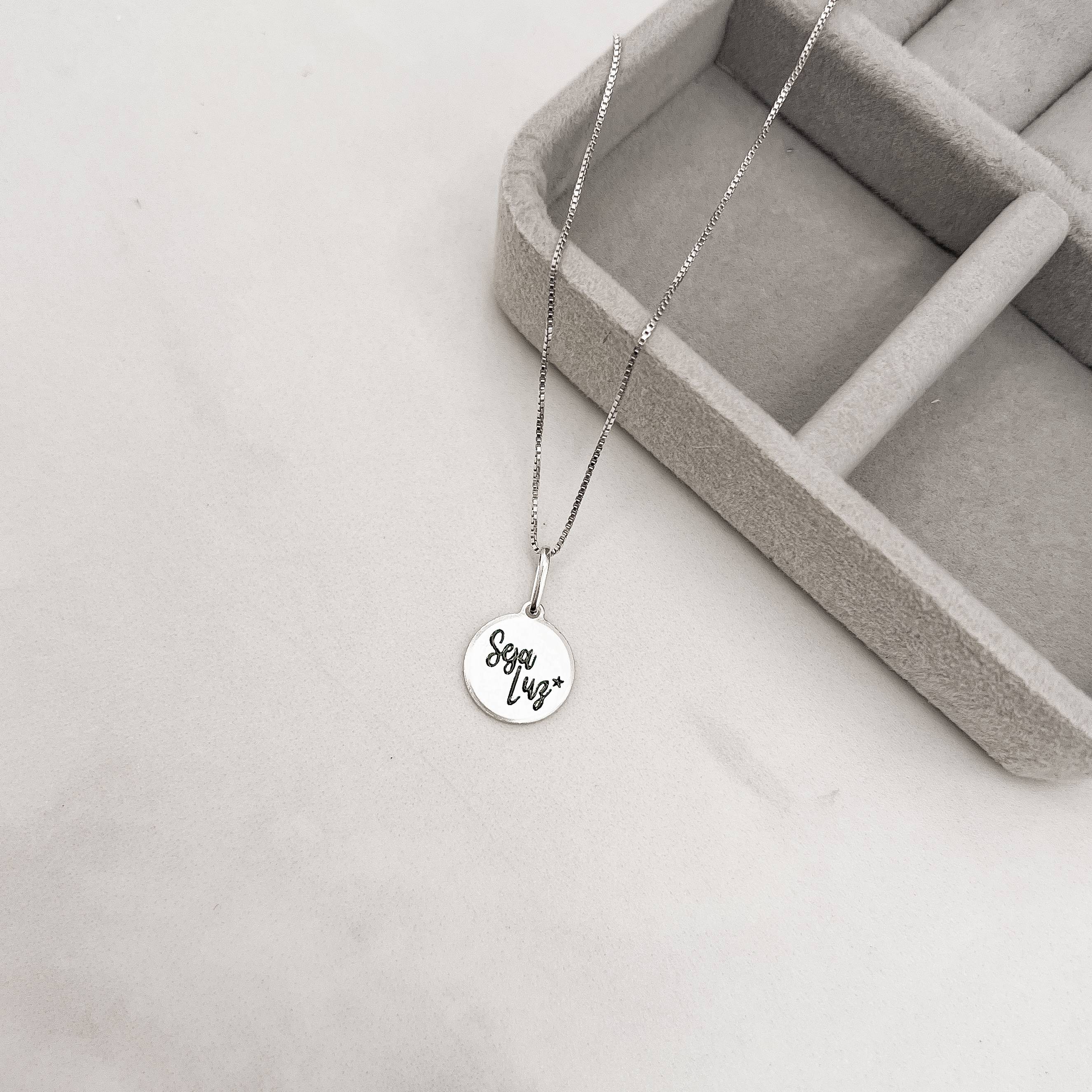 Colar pingente medalha seja luz resina 12mm 45cm