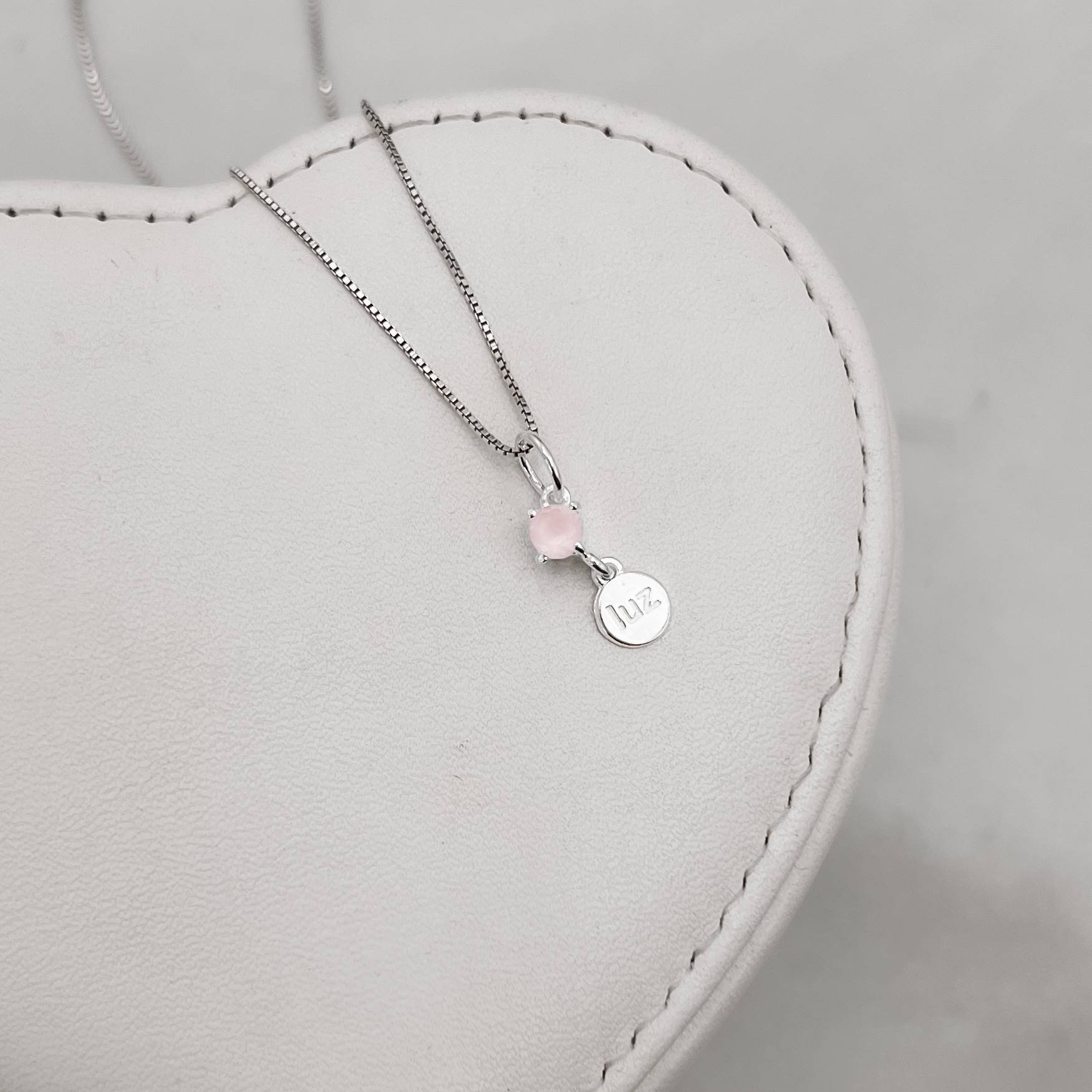 Imagem Colar pingente zircônia rosa leitoso 4mm com placa escrito luz 6mm 40cm