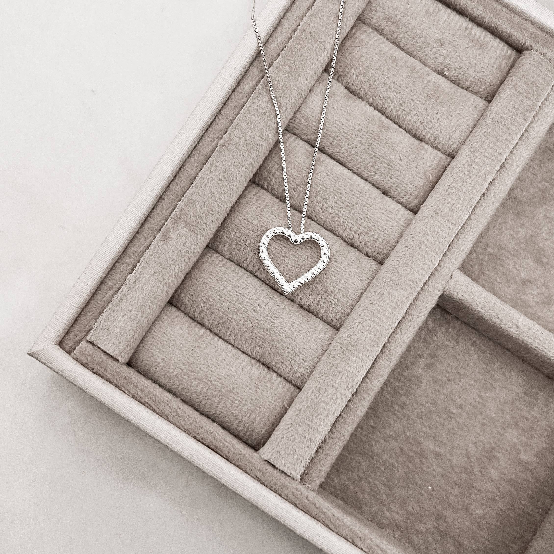 Colar coração vazado com bolinhas 15mm 45cm