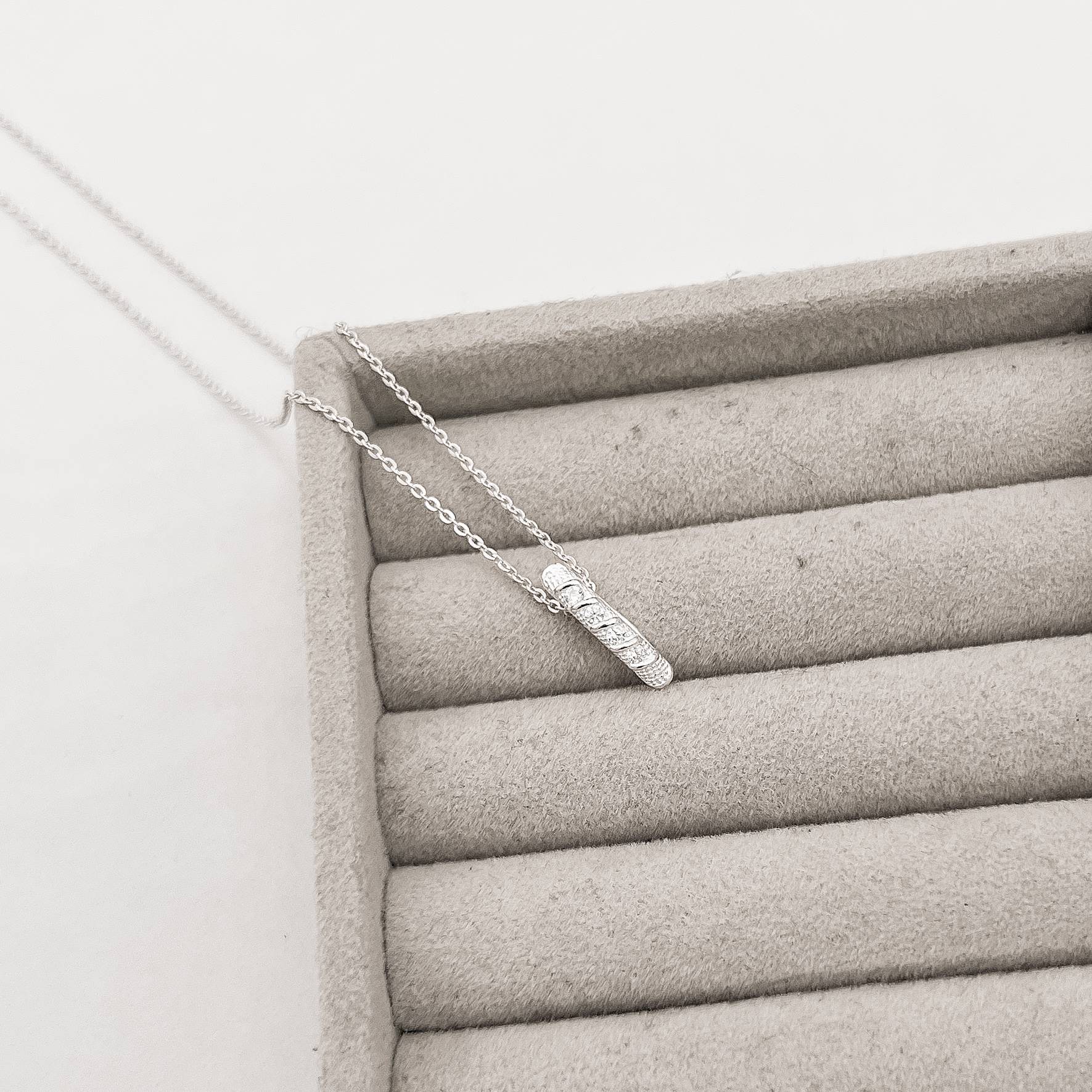 Imagem Colar palito trabalhado cravejado 15mm corrente cadeado 45cm