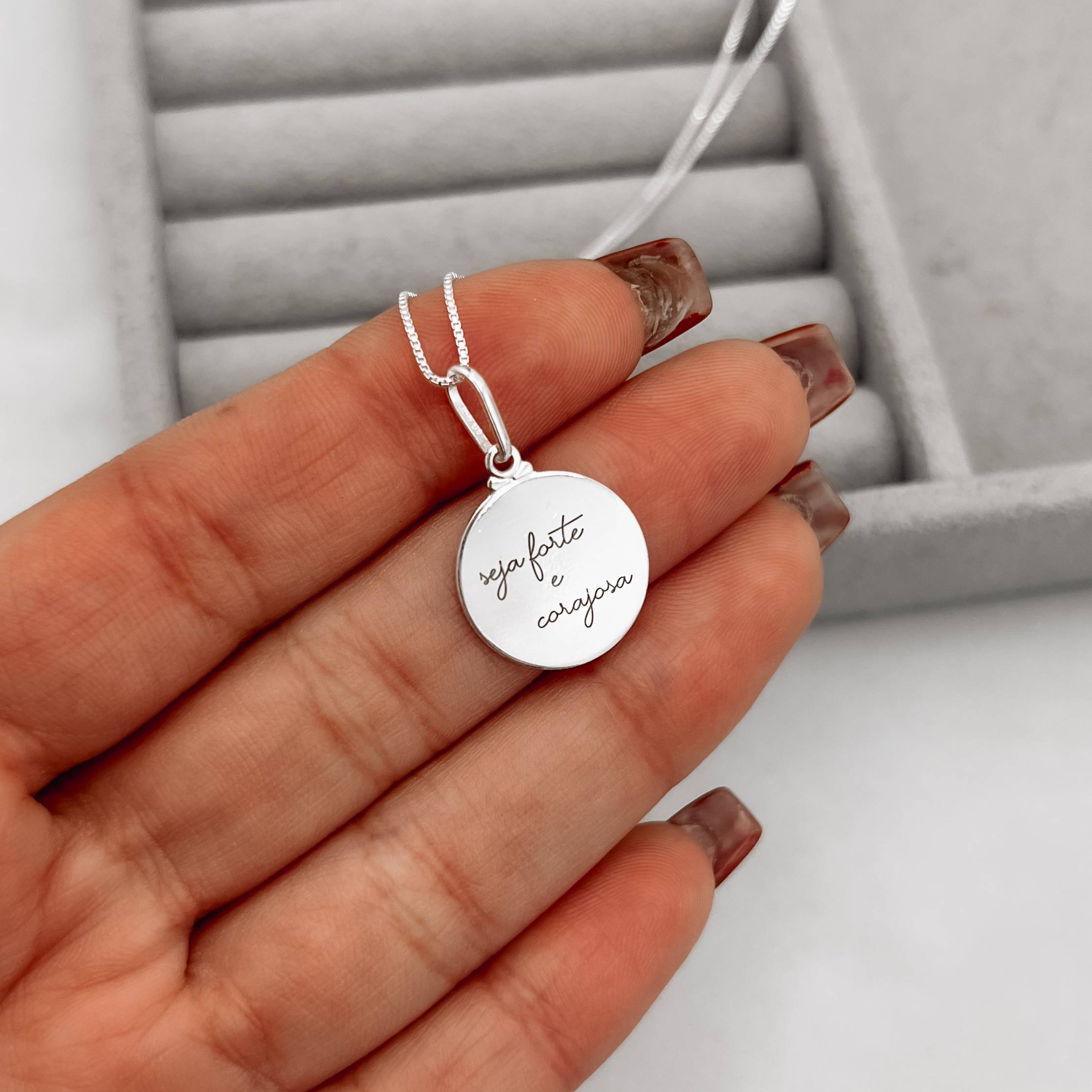 Imagem Secundária Colar pingente medalha seja forte e corajosa 15mm 45cm