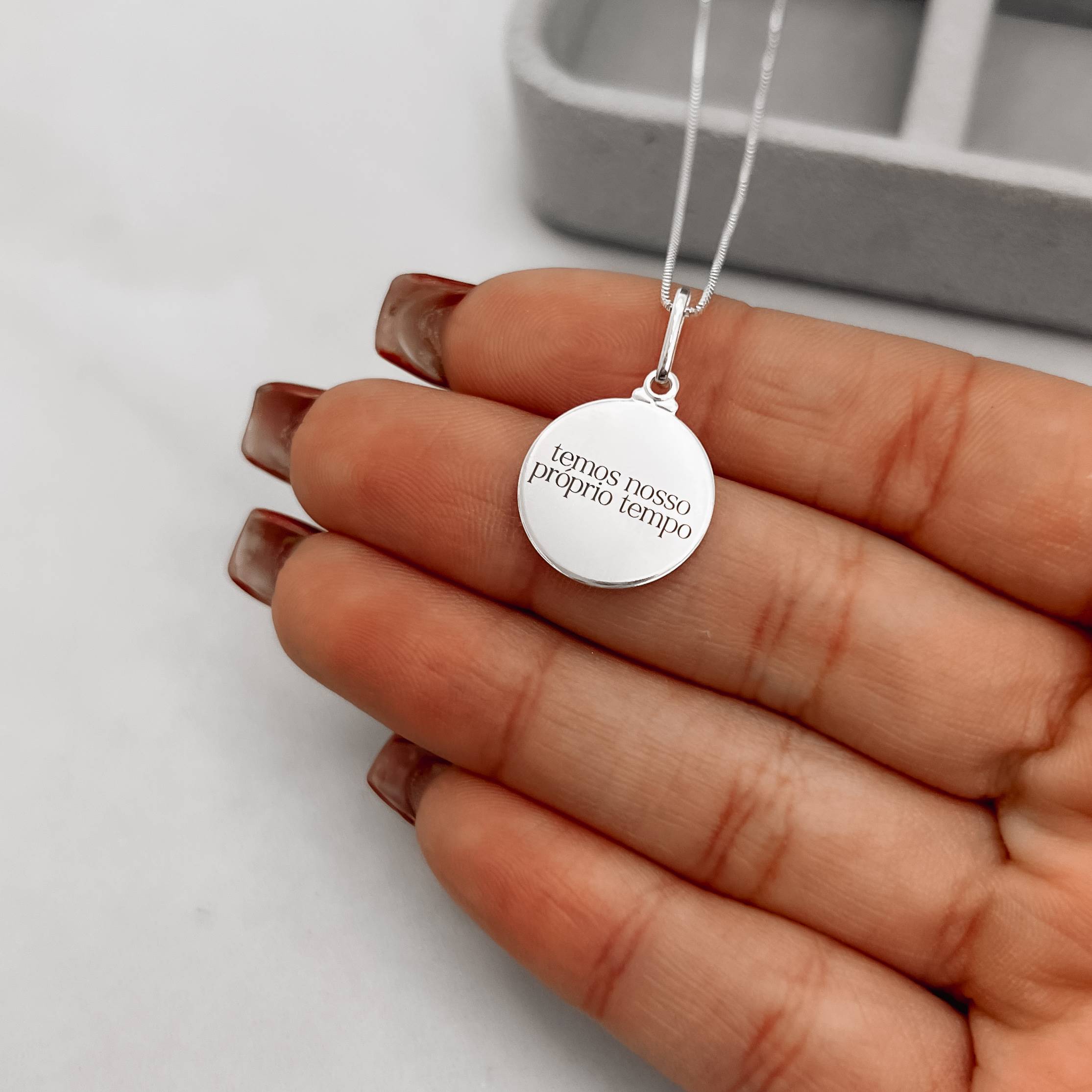 Imagem Secundária Colar pingente medalha temos nosso próprio tempo 15mm 45cm