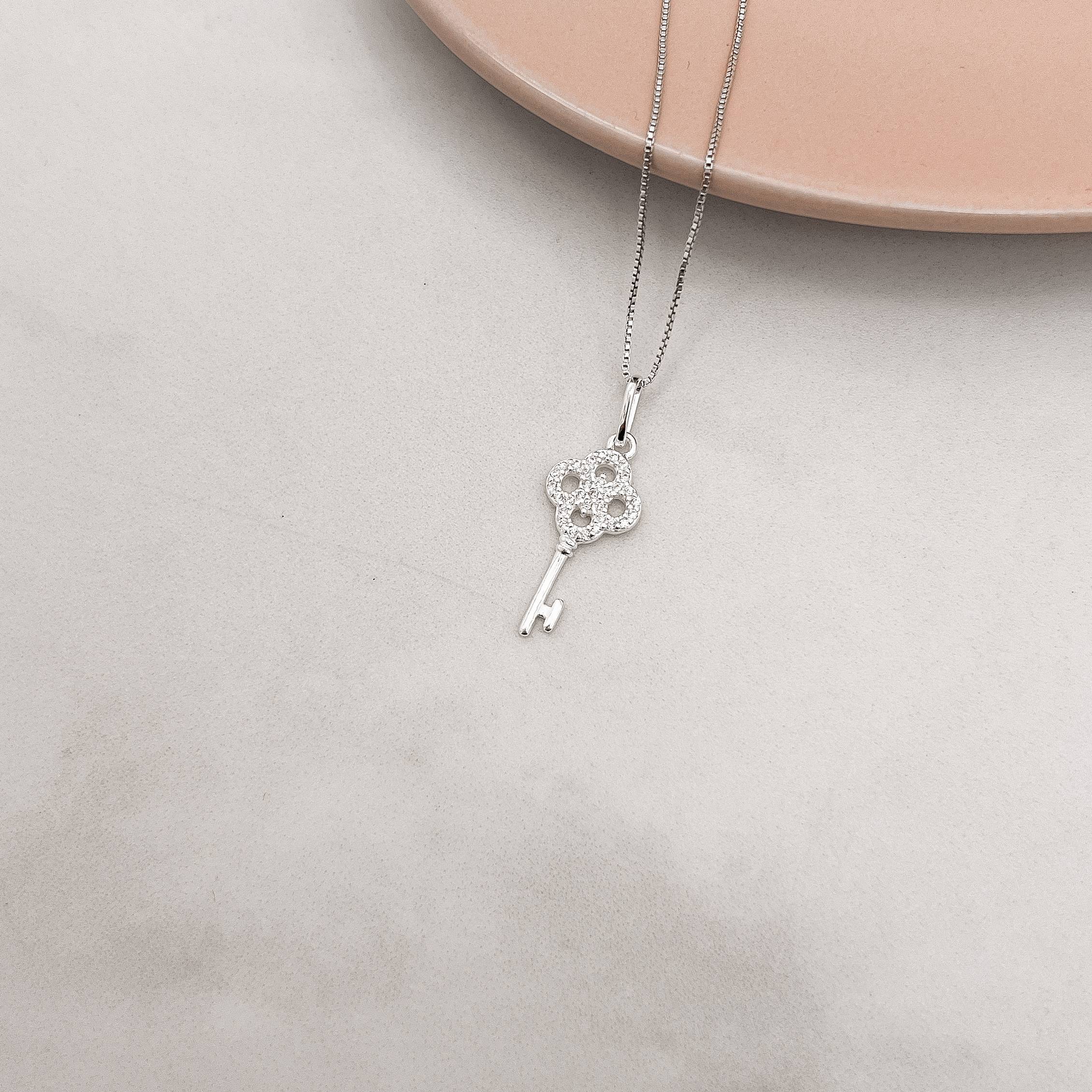 Imagem Colar pingente chave cravejada 20mm 45cm