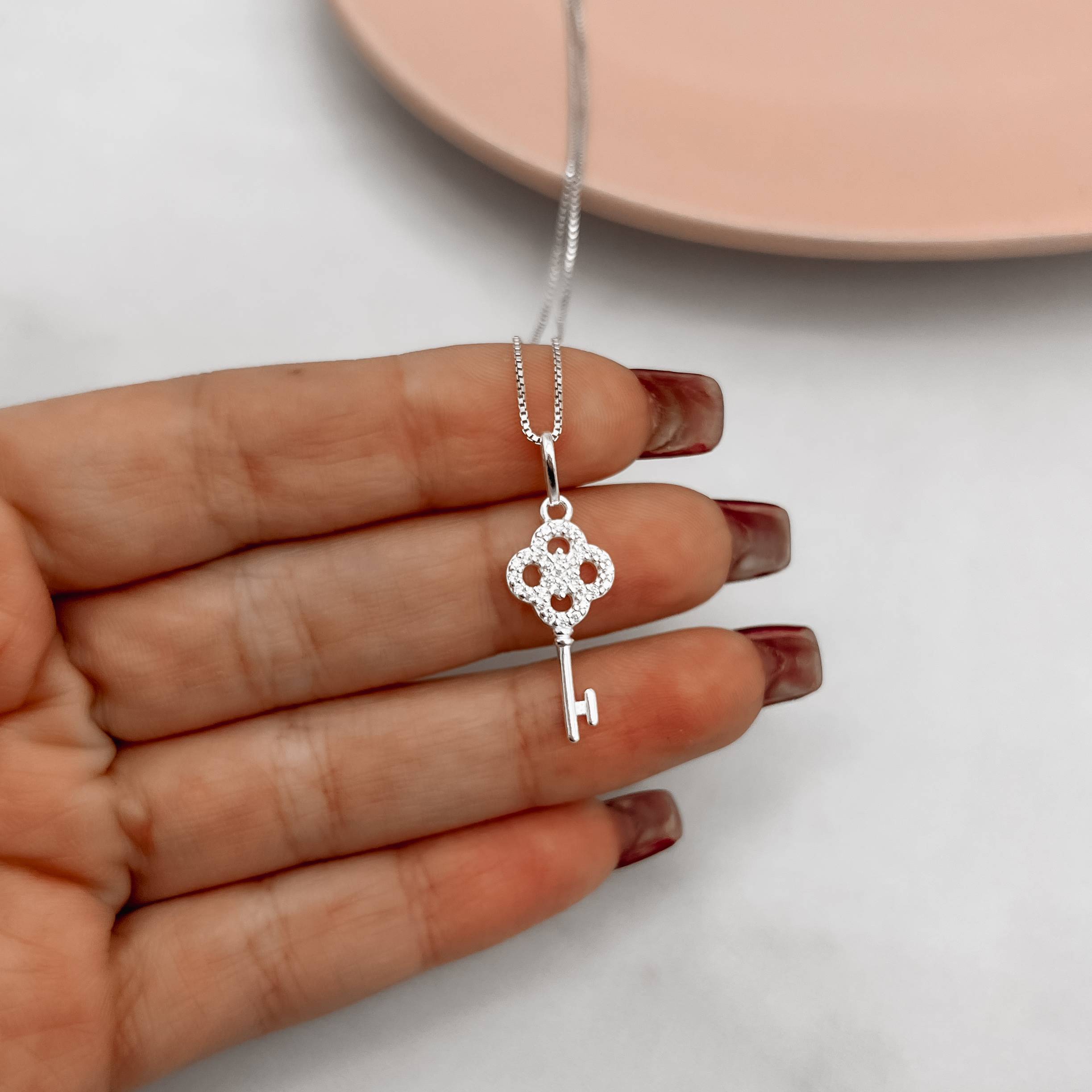 Imagem Secundária Colar pingente chave cravejada 20mm 45cm