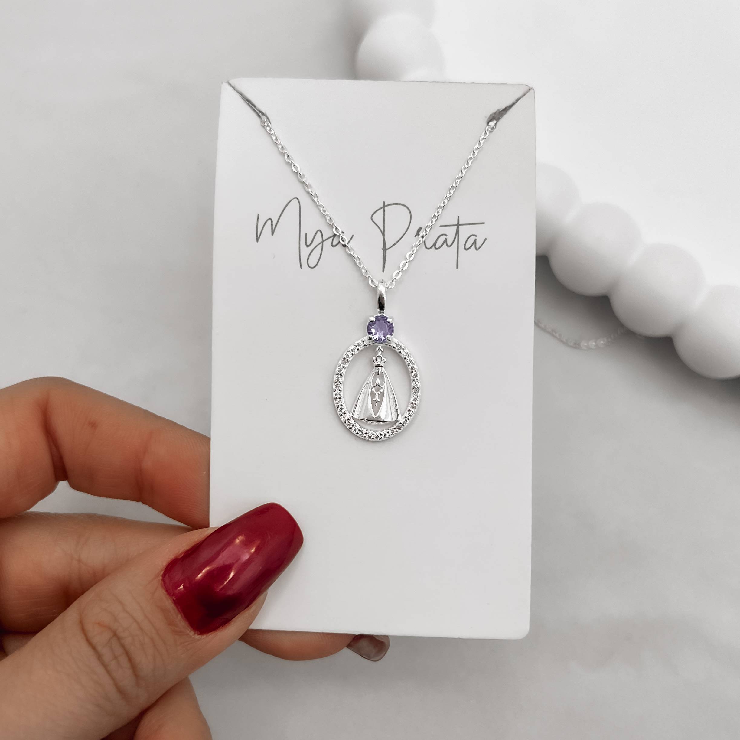 Imagem Colar medalha Nsa. Sra. Aparecida vazada cravejada zircônia lilás 20mm corrente cadeadinho 45cm