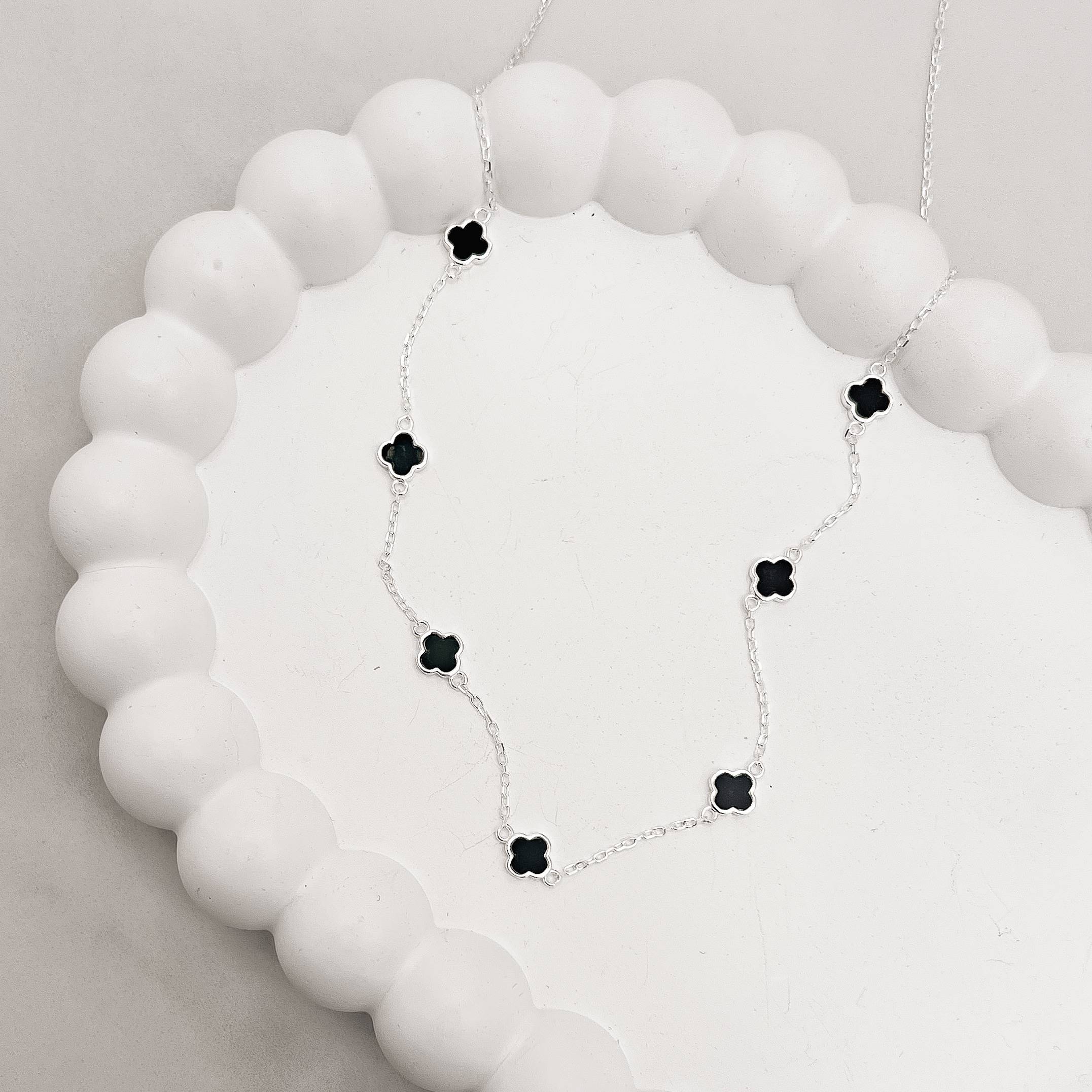 Colar entremeio trevos pedra ônix 6mm corrente cadeado 60+5cm