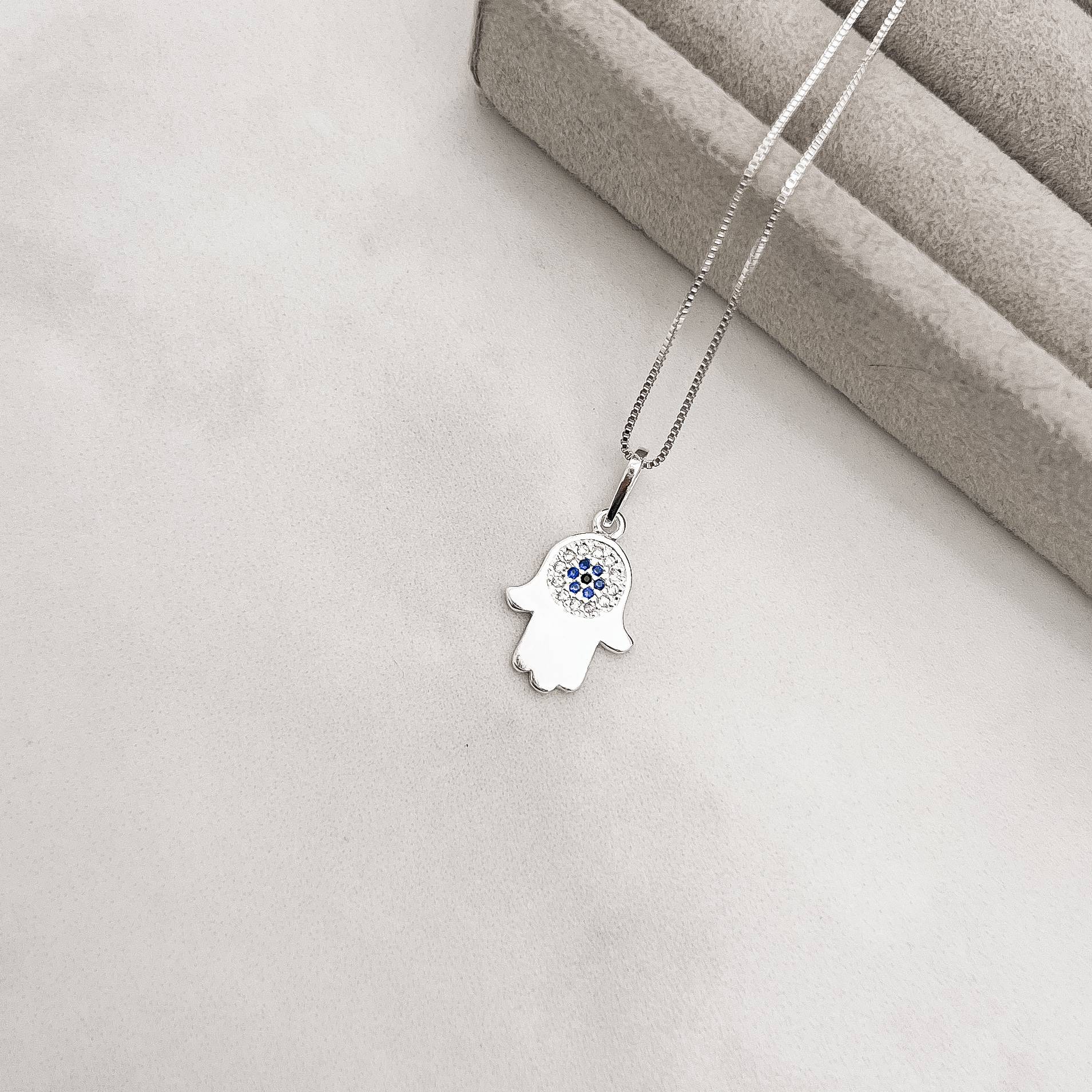 Imagem Secundária Colar pingente mão cravejada detalhe zircônia azul 14mm 45cm