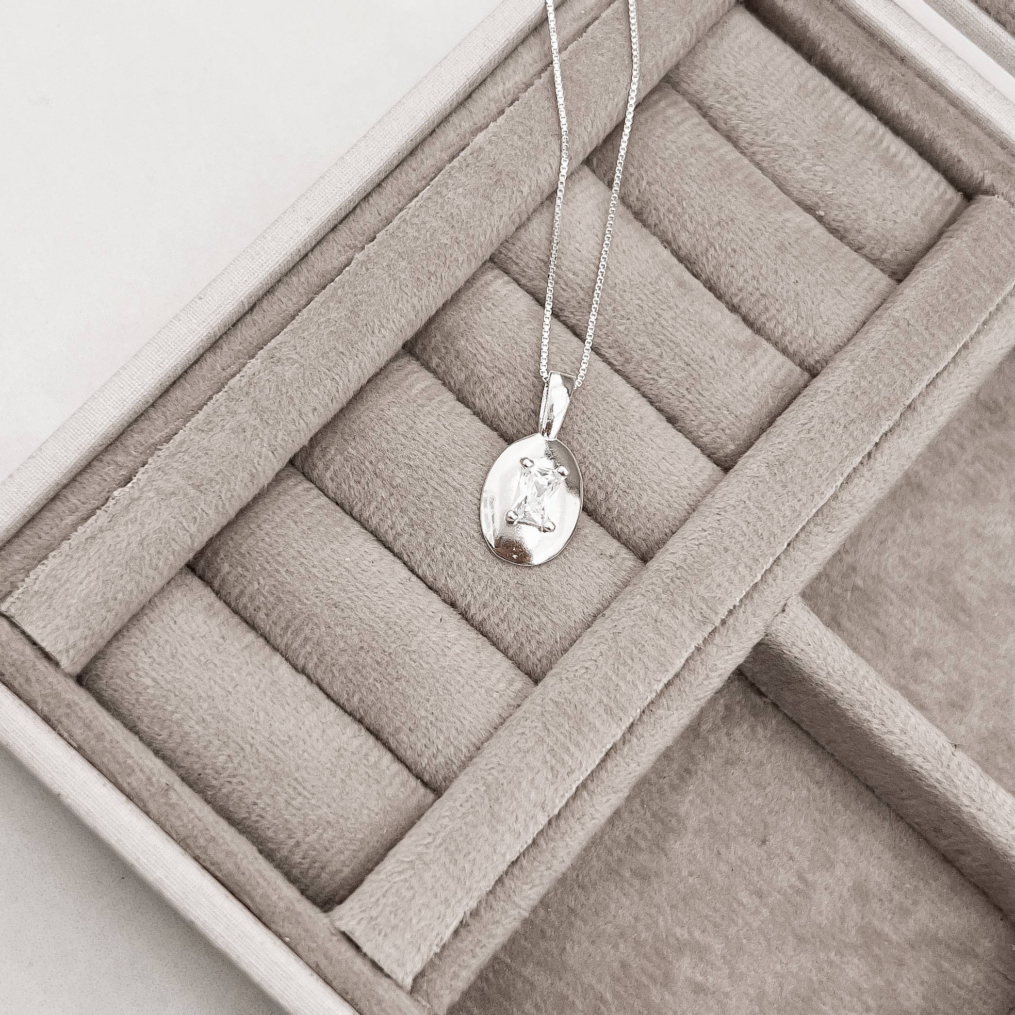 Imagem Colar pingente medalha zircônia retangular 14mm 45cm