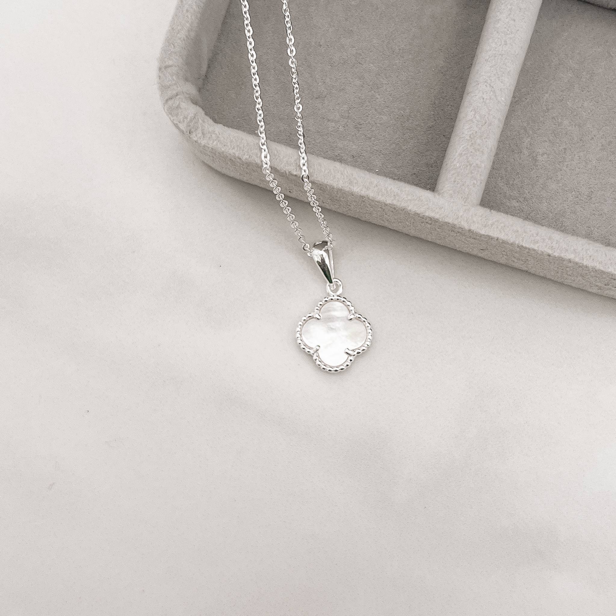 Colar pingente trevo madrepérola com bolinhas 12mm corrente cadeadinho 45cm