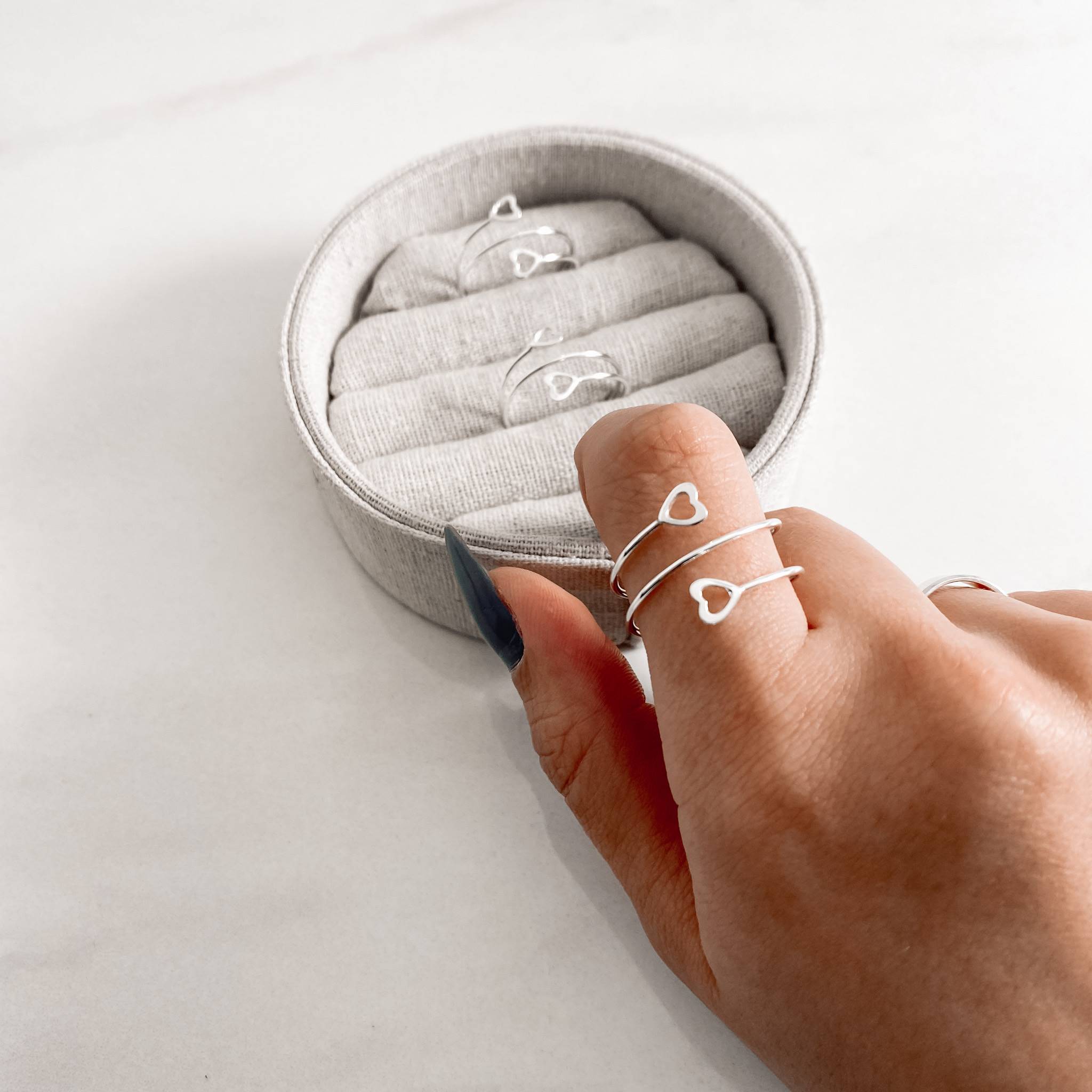 Imagem Anel espiral 2 corações vazados regulável G