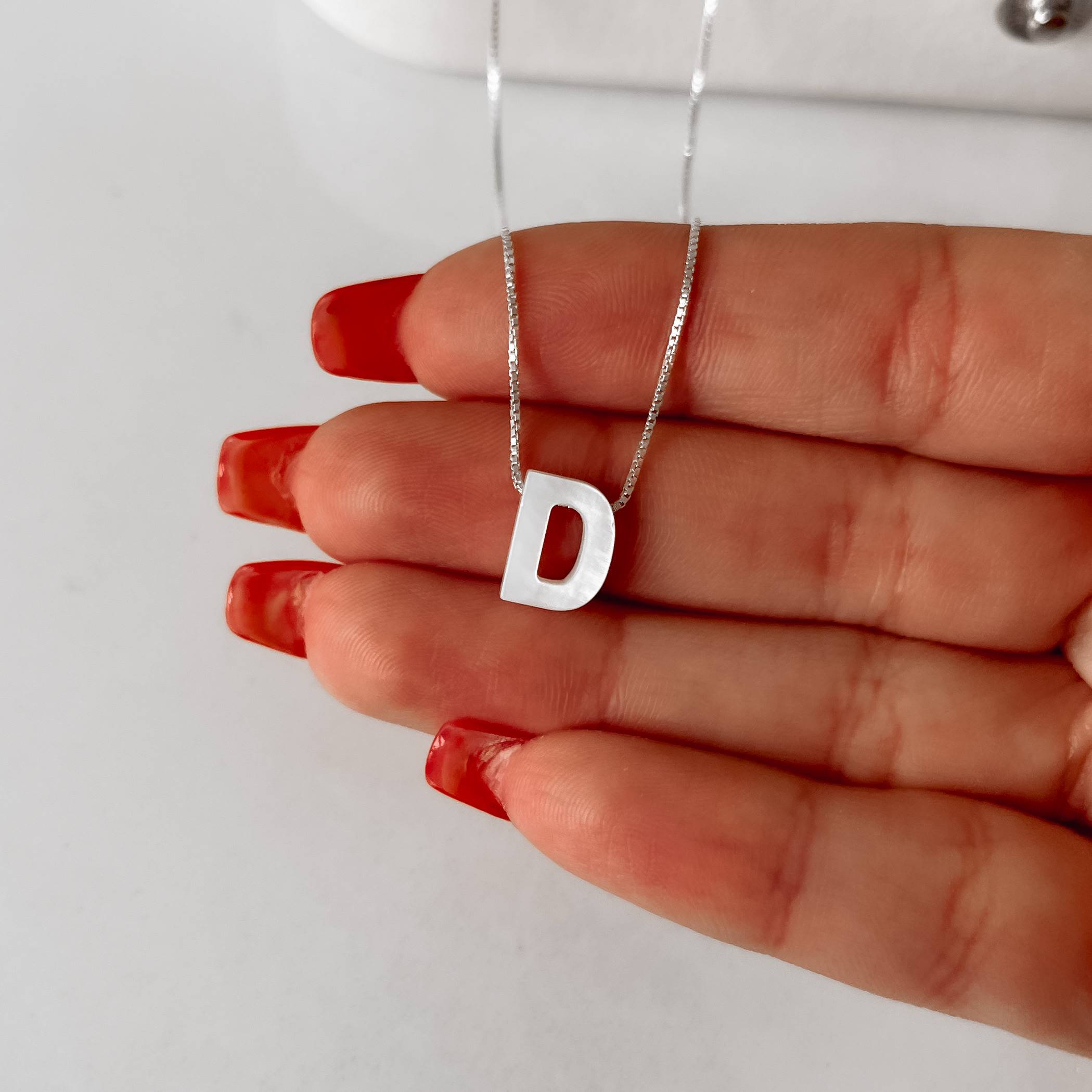 Imagem Colar madrepérola letra D 45cm