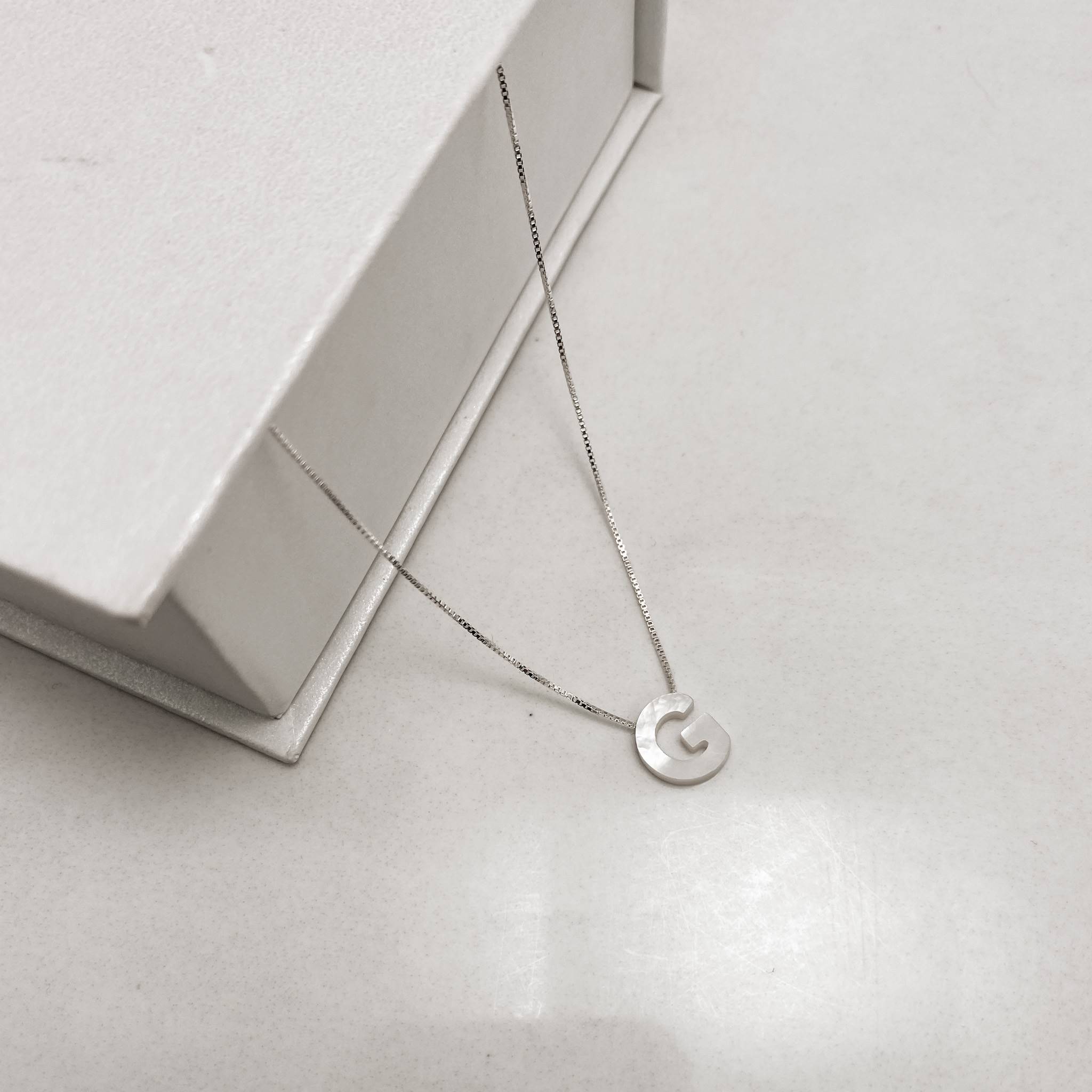 Colar madrepérola letra G 45cm