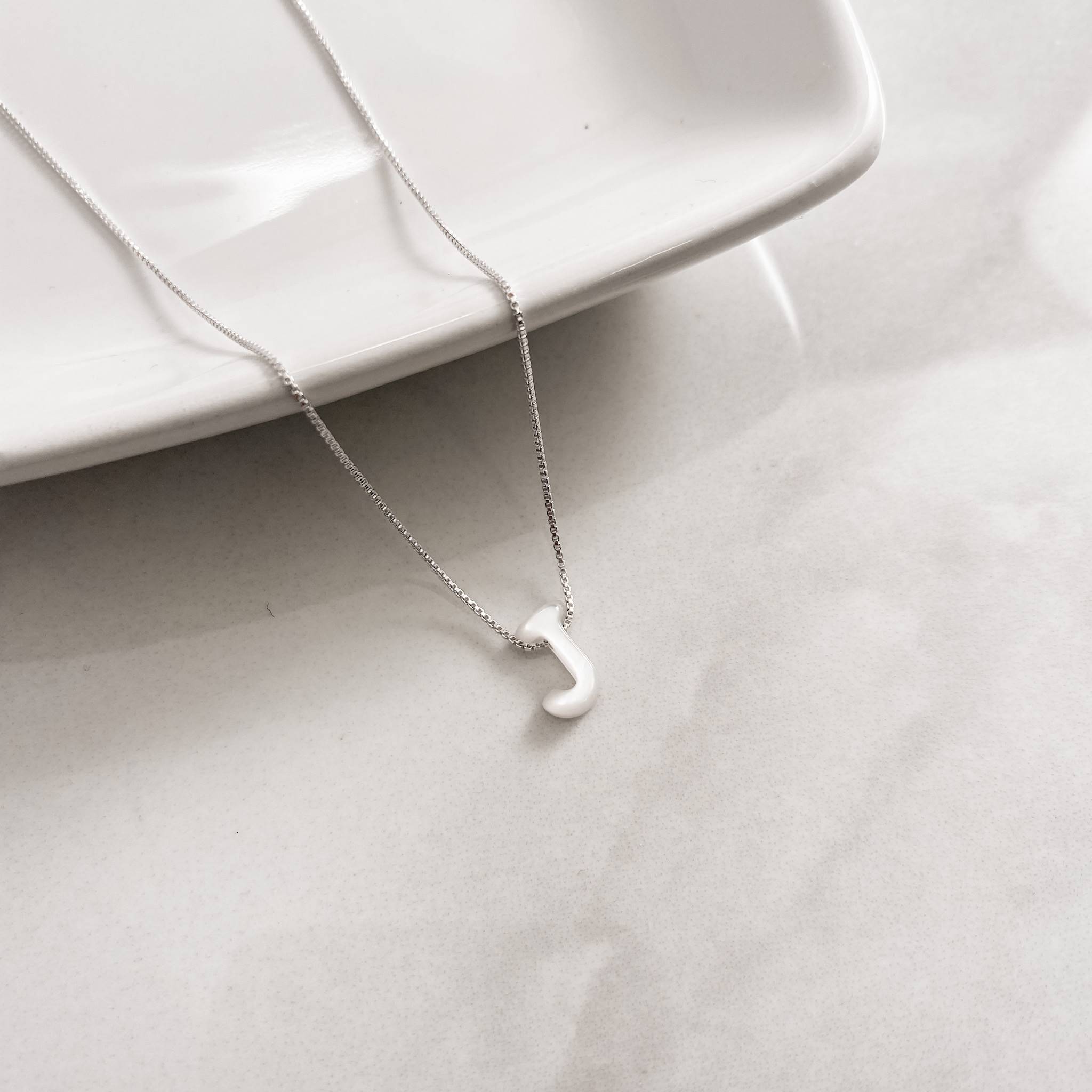 Colar madrepérola letra J 45cm