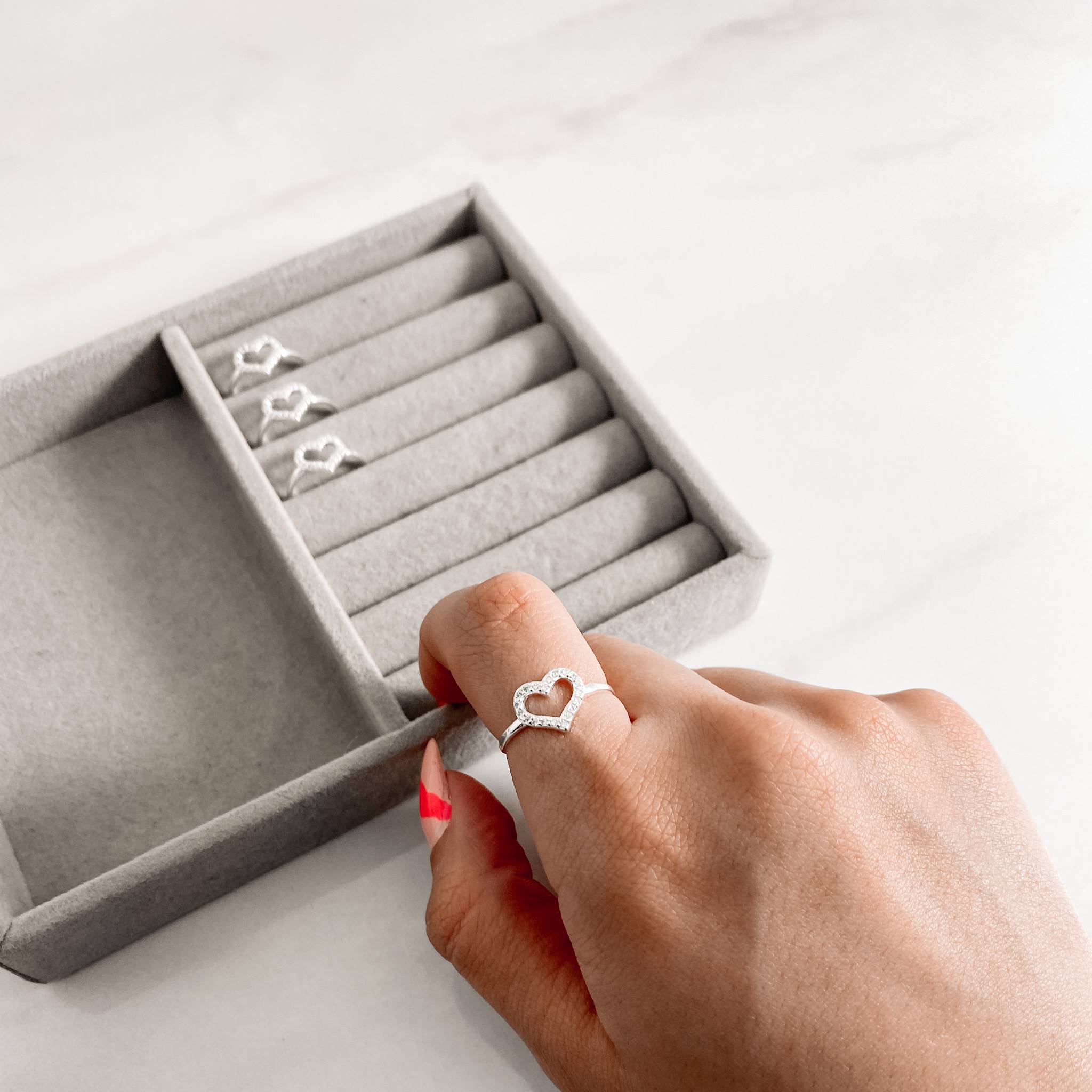 Anel coração vazado cravejado 10mm