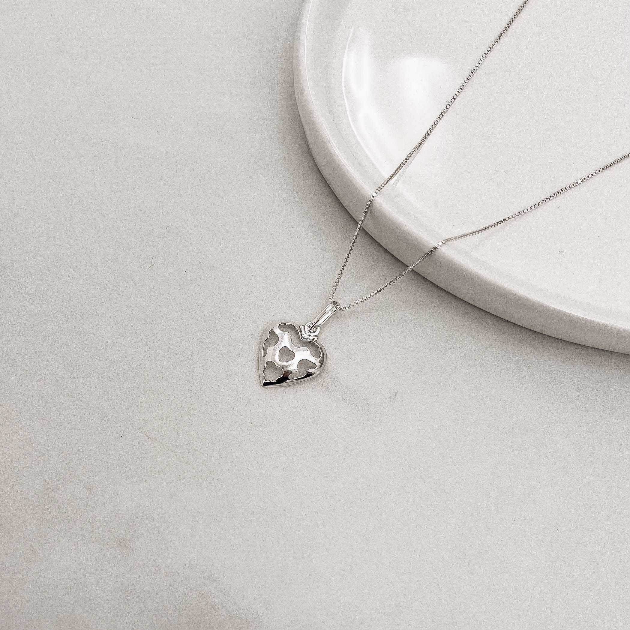 Imagem Colar pingente coração com detalhes vazados 45cm