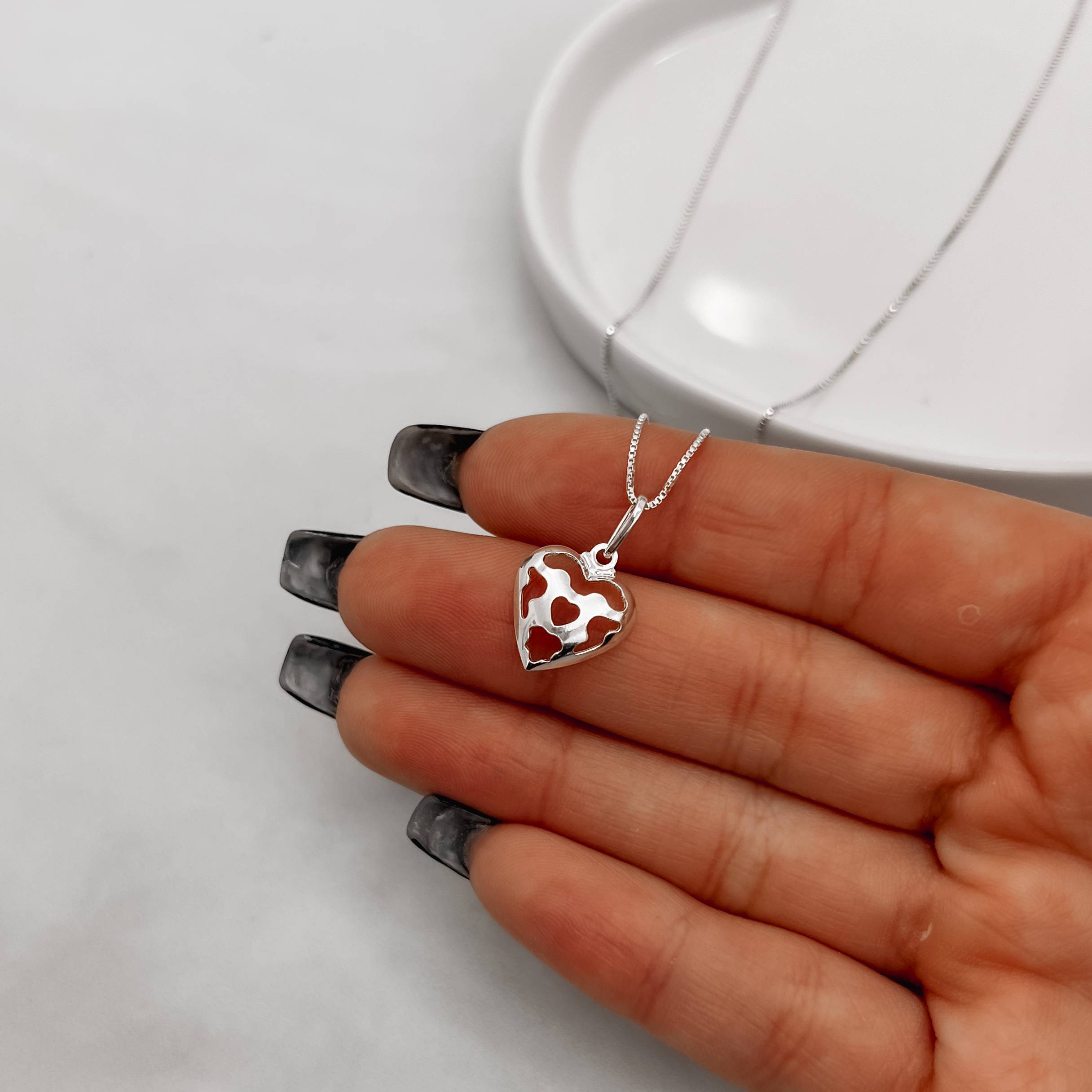 Imagem Secundária Colar pingente coração com detalhes vazados 45cm