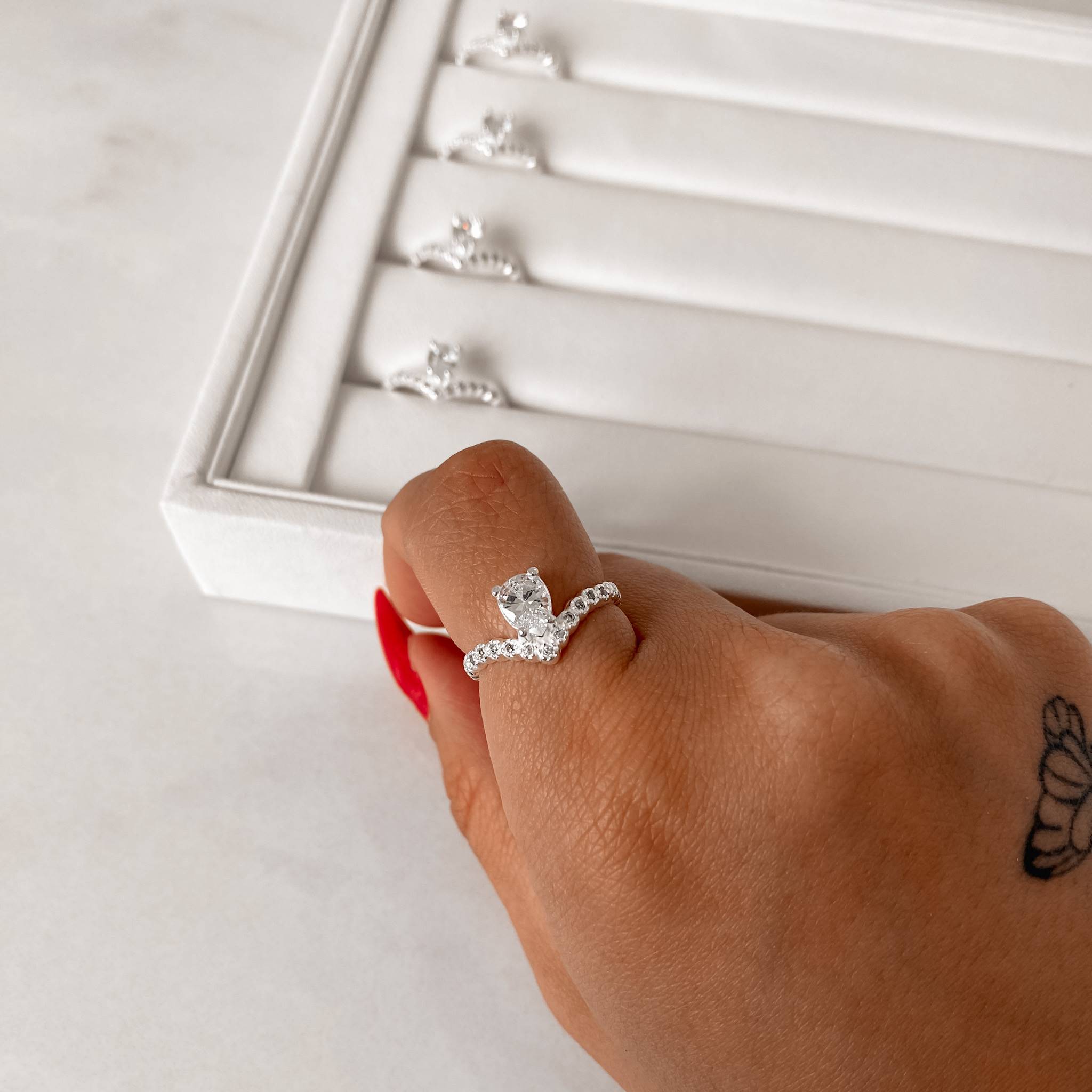 Imagem Anel V cravejado zircônia gota