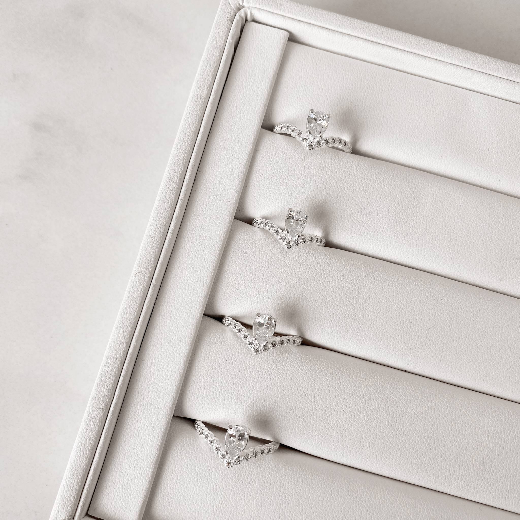 Imagem Secundária Anel V cravejado zircônia gota