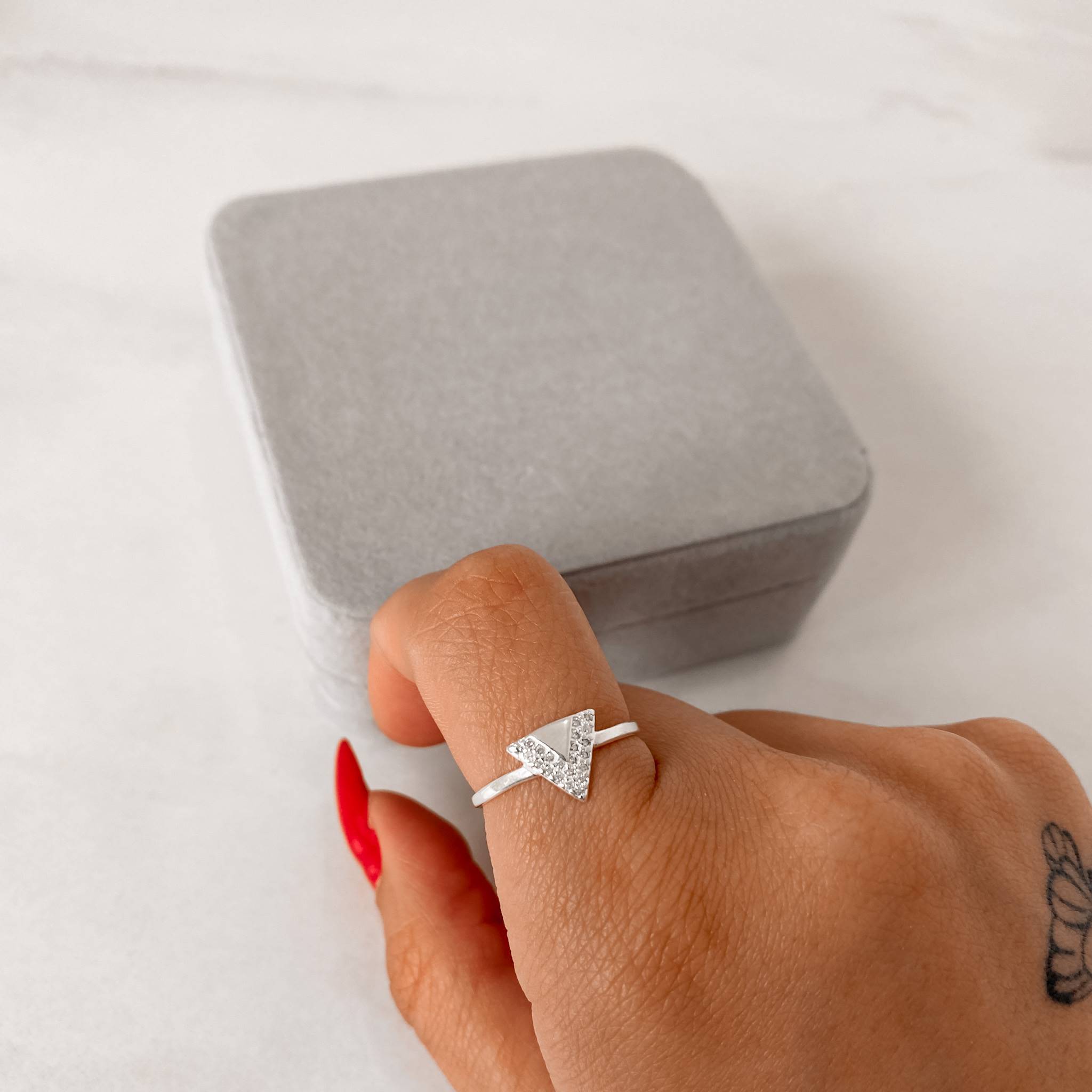 Imagem Anel triângulo 10mm detalhe V cravejado