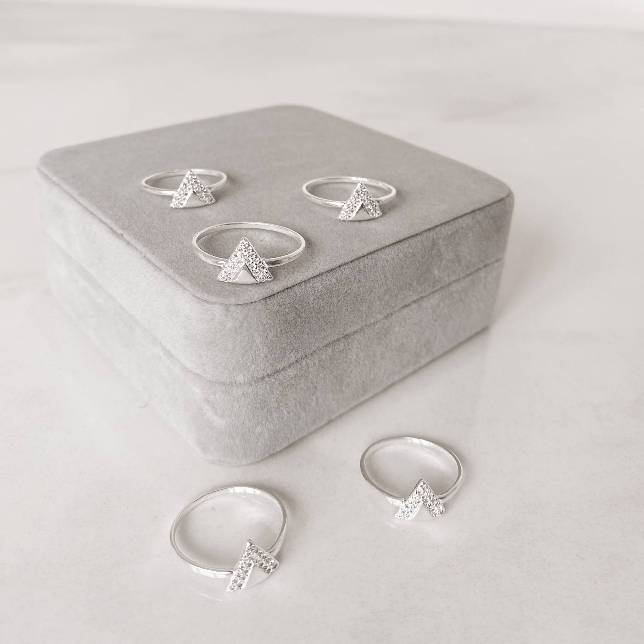 Imagem Secundária Anel triângulo 10mm detalhe V cravejado