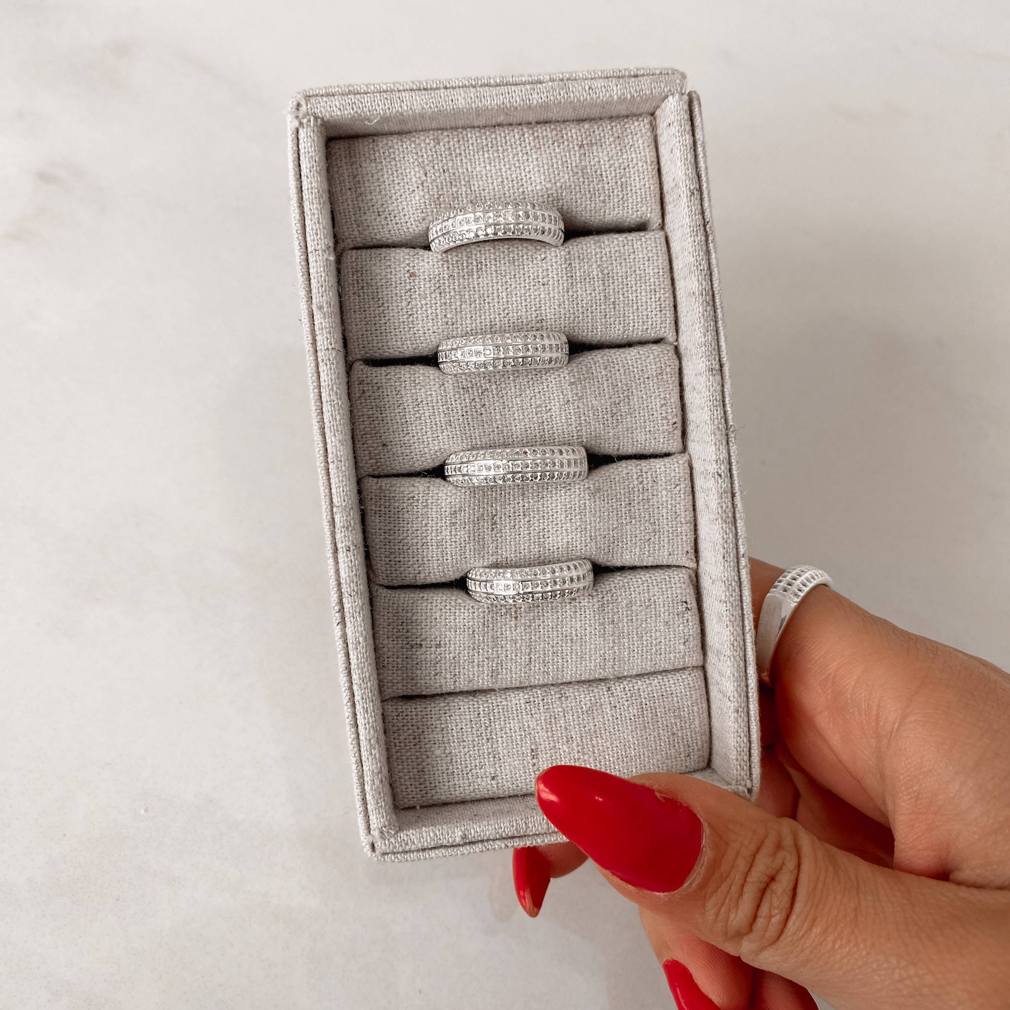 Imagem Secundária Anel aliança larga triplo cravejado