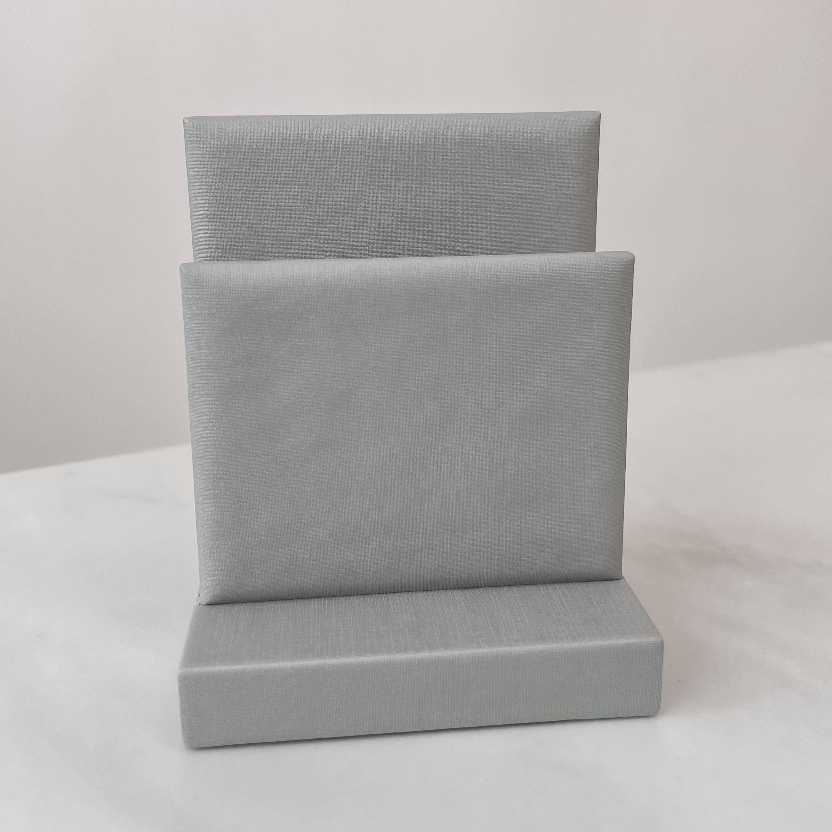 Mostruário piercing cinza