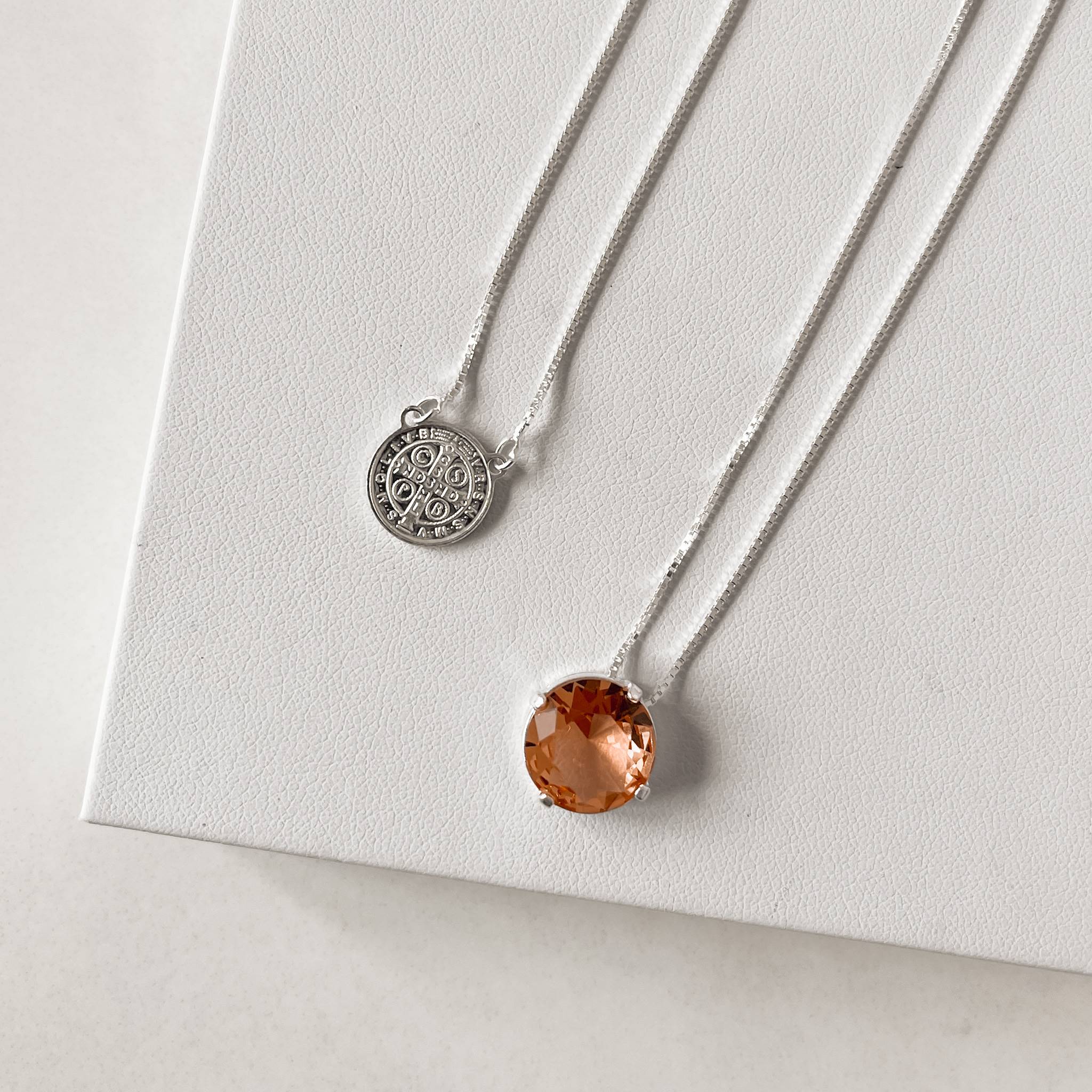 Escapulário medalha São Bento com zircônia rose redonda solta 60cm